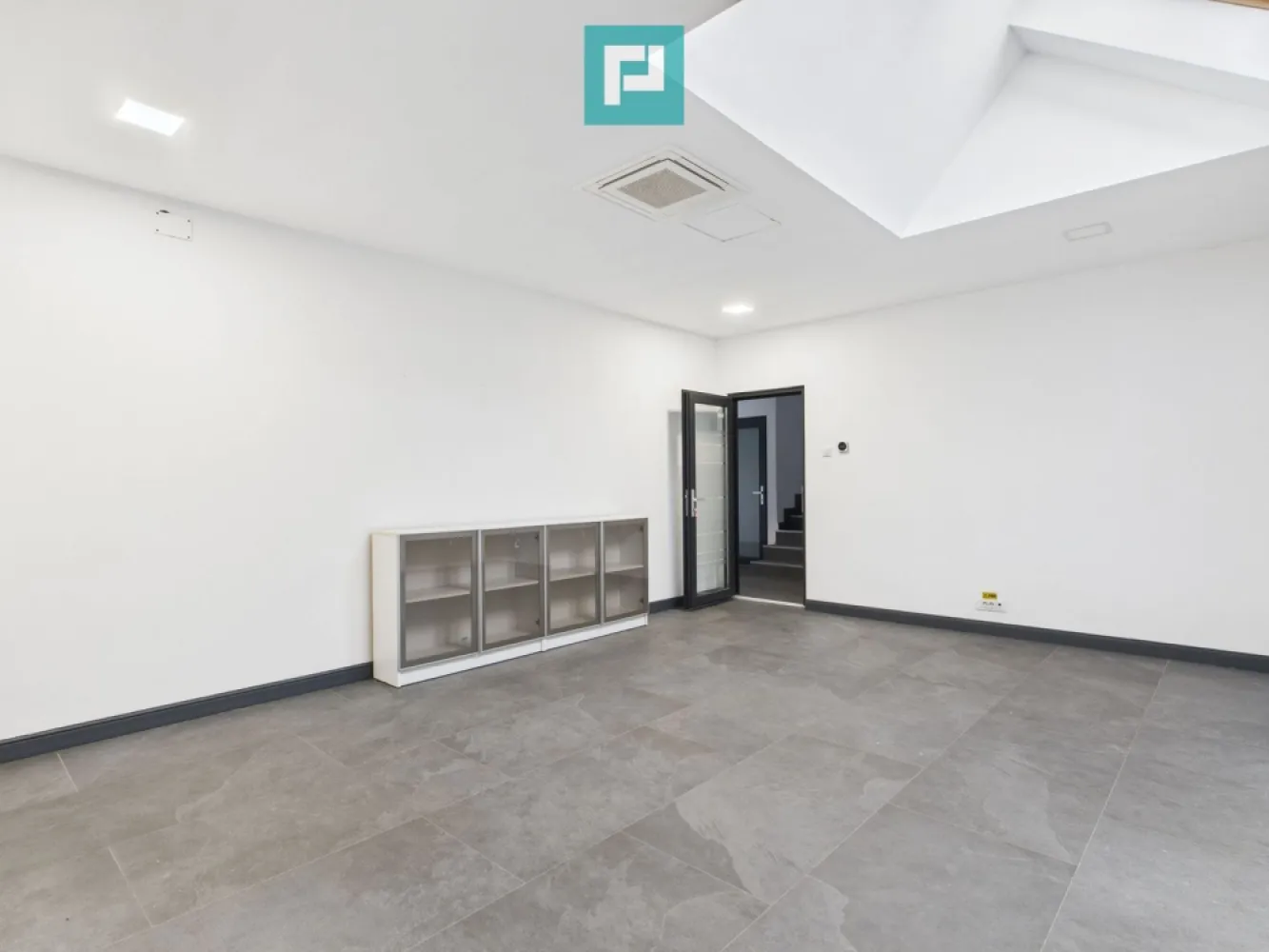 Spații Birouri Noi 2025, Nufărul, Parcare - Spații De Birouri de Inchiriat | Clădire Nouă 2025 | Zonă Nufărul – aproape de Centură | Parcare generoasă Oferim spre închiriere spații de birouri într-o clădire nouă, modernă, finalizată în 2025, amplasată strategic în zona Nufărul, cu acces rapid către Centura orașului. Proprietatea este ideală pentru firme care caută eficiență, confort și vizibilitate bună. Caracteristici generale Clădire nouă – 2025, standard modern de construcție Destinație: birouri / activități comerciale / servicii Parcare generoasă pentru angajați și clienți Acces facil, zonă în plină dezvoltare Compartimentare disponibilă 2 birouri a câte 25 mp 1 birou de 15 mp 1 birou de 10 mp Spațiile pot fi închiriate individual sau împreună, în funcție de necesități. Dotări și facilități Climatizare prin ventilație proprie pentru fiecare birou funcție cald / rece control individual al temperaturii Grupuri sanitare separate, complet dotate și utilate: baie femei baie bărbați Finisaje moderne, luminozitate naturală bună Costuri reduse de exploatare datorită clădirii noi și eficiente energetic Avantaje competitive ✔ Clădire nouă, imagine profesională pentru orice business ✔ Control climatic individual în fiecare birou ✔ Parcare amplă – un avantaj major în zonă ✔ Locație excelentă: Nufărul, aproape de Centură ✔ Potrivit pentru IT, servicii, consultanță, contabilitate, medical non-invaziv, training, call-center, showroom de mici dimensiuni Un spațiu modern, eficient și ușor de adaptat nevoilor unui business serios. Pentru detalii suplimentare, chirii, disponibilitate sau programarea unei vizionări, contactează-mă. Consultant Imobiliar - Roxana Hanes Telefon - +40 774 588 104 Email - roxana.hanes@propertylab.ro COD - CP2888901 }}