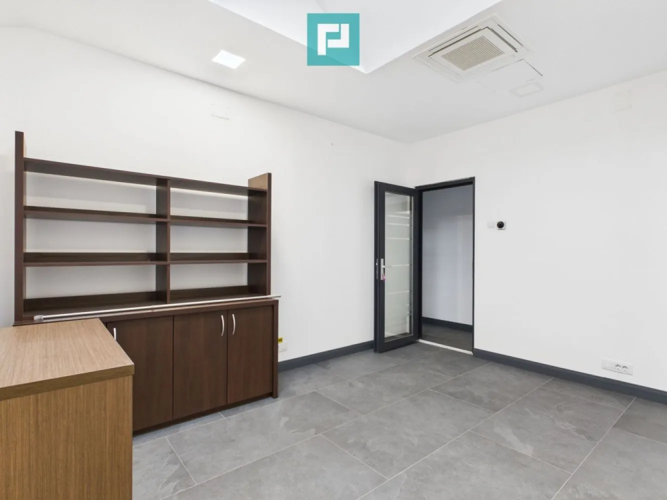 Spații Birouri Noi 2025, Nufărul, Parcare - Spații De Birouri de Inchiriat | Clădire Nouă 2025 | Zonă Nufărul – aproape de Centură | Parcare generoasă Oferim spre închiriere spații de birouri într-o clădire nouă, modernă, finalizată în 2025, amplasată strategic în zona Nufărul, cu acces rapid către Centura orașului. Proprietatea este ideală pentru firme care caută eficiență, confort și vizibilitate bună. Caracteristici generale Clădire nouă – 2025, standard modern de construcție Destinație: birouri / activități comerciale / servicii Parcare generoasă pentru angajați și clienți Acces facil, zonă în plină dezvoltare Compartimentare disponibilă 2 birouri a câte 25 mp 1 birou de 15 mp 1 birou de 10 mp Spațiile pot fi închiriate individual sau împreună, în funcție de necesități. Dotări și facilități Climatizare prin ventilație proprie pentru fiecare birou funcție cald / rece control individual al temperaturii Grupuri sanitare separate, complet dotate și utilate: baie femei baie bărbați Finisaje moderne, luminozitate naturală bună Costuri reduse de exploatare datorită clădirii noi și eficiente energetic Avantaje competitive ✔ Clădire nouă, imagine profesională pentru orice business ✔ Control climatic individual în fiecare birou ✔ Parcare amplă – un avantaj major în zonă ✔ Locație excelentă: Nufărul, aproape de Centură ✔ Potrivit pentru IT, servicii, consultanță, contabilitate, medical non-invaziv, training, call-center, showroom de mici dimensiuni Un spațiu modern, eficient și ușor de adaptat nevoilor unui business serios. Pentru detalii suplimentare, chirii, disponibilitate sau programarea unei vizionări, contactează-mă. Consultant Imobiliar - Roxana Hanes Telefon - +40 774 588 104 Email - roxana.hanes@propertylab.ro COD - CP2888901 }}