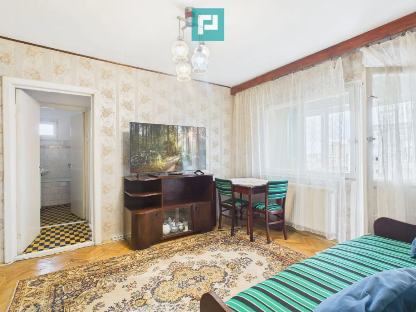 Apartament 3 camere, 60 mpu, Calea Torontalului - Propunem spre închiriere apartament cu 3 camere, situat pe Calea Torontalului, într-o zonă foarte bine conectată, lângă Piața Consiliul Europei, cu vedere spre Iulius Mall (la doar 300 m). Caracteristici: - Semidecomandat - Suprafață: 60 mp - Etaj 8 din 10, într-un bloc cu lift modernizat Compartimentare: - living luminos cu balcon închis - două dormitoare - bucătărie funcțională - baie cu geam- Apartamentul este mobilat clașic, utilat cu aragaz, frigider, microunde, mașină de spălat. Blocul este izolat termic, dotat cu geamuri termopan, iar încălzirea se realizează prin rețeaua de termoficare a orașului. Vecinătăți și facilități: - Lidl - Iulius Mall – 300 m - Piața Consiliul Europei - Școala Generală nr. 24 - Bazinul de înot Dacia - Acces facil la mijloace de transport, magazine și zone verzi Ideal pentru cuplu, familie sau persoane care doresc acces rapid către zona de nord a orașului. Pentru mai multe informații sau programarea unei vizionări, nu ezitați să mă contactați: Eugenia Oancea: 0744 549 059 eugenia.oancea@propertylab.ro CP2887621 }}