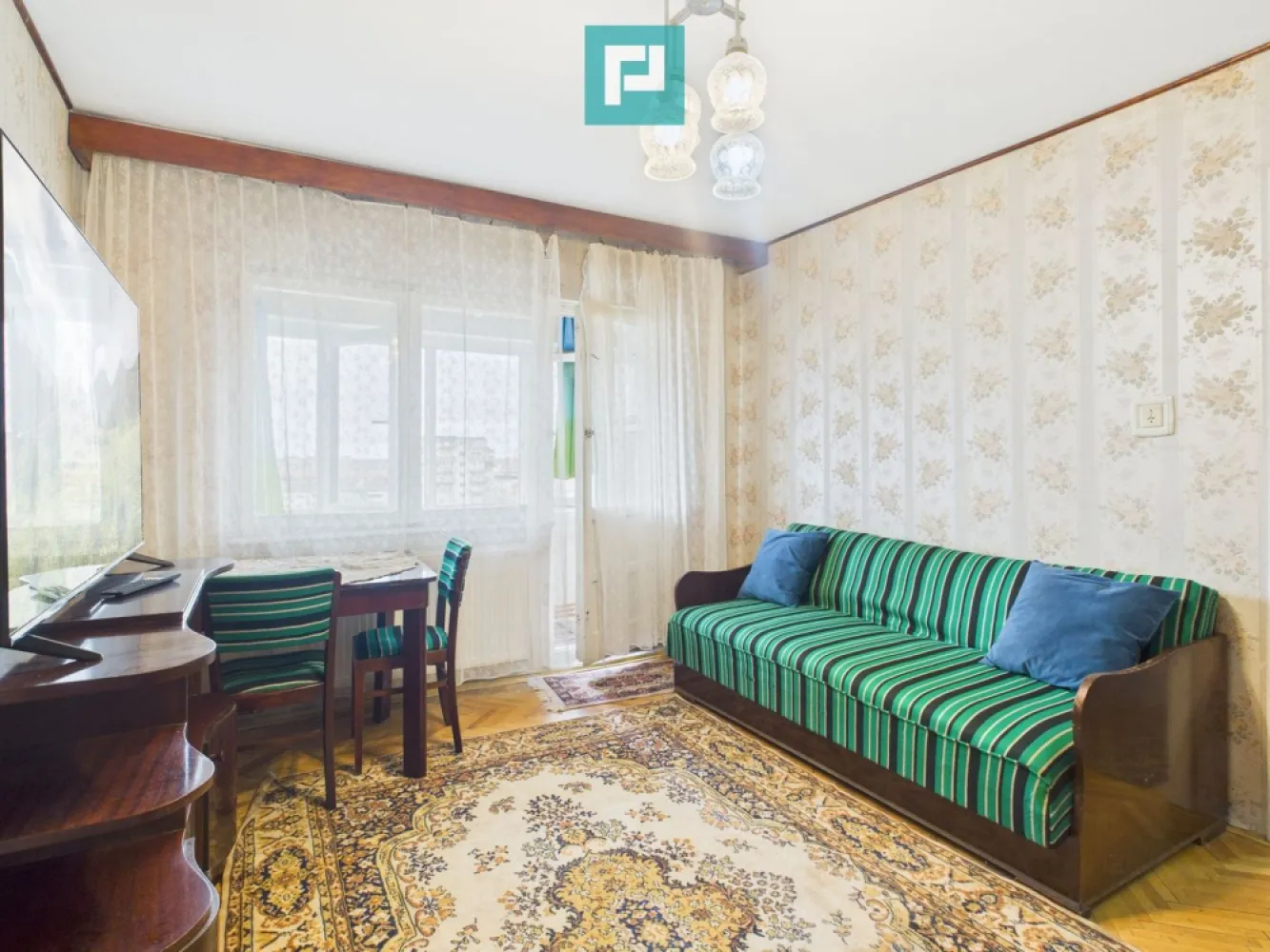 Apartament 3 camere, 60 mpu, Calea Torontalului - Propunem spre închiriere apartament cu 3 camere, situat pe Calea Torontalului, într-o zonă foarte bine conectată, lângă Piața Consiliul Europei, cu vedere spre Iulius Mall (la doar 300 m). Caracteristici: - Semidecomandat - Suprafață: 60 mp - Etaj 8 din 10, într-un bloc cu lift modernizat Compartimentare: - living luminos cu balcon închis - două dormitoare - bucătărie funcțională - baie cu geam- Apartamentul este mobilat clașic, utilat cu aragaz, frigider, microunde, mașină de spălat. Blocul este izolat termic, dotat cu geamuri termopan, iar încălzirea se realizează prin rețeaua de termoficare a orașului. Vecinătăți și facilități: - Lidl - Iulius Mall – 300 m - Piața Consiliul Europei - Școala Generală nr. 24 - Bazinul de înot Dacia - Acces facil la mijloace de transport, magazine și zone verzi Ideal pentru cuplu, familie sau persoane care doresc acces rapid către zona de nord a orașului. Pentru mai multe informații sau programarea unei vizionări, nu ezitați să mă contactați: Eugenia Oancea: 0744 549 059 eugenia.oancea@propertylab.ro CP2887621 }}