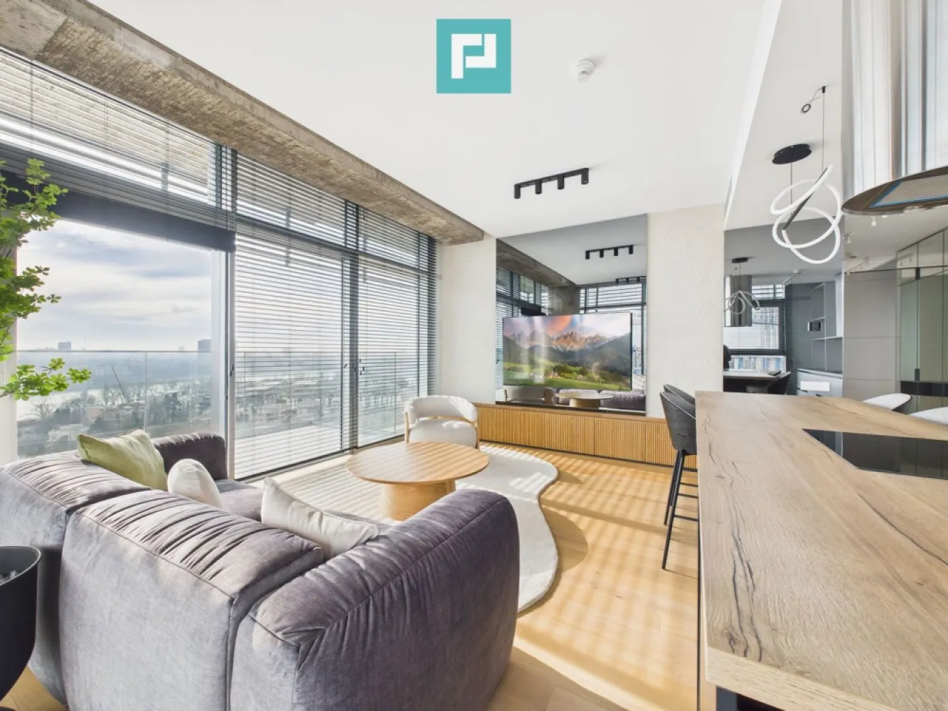 Apartament 3 camere | High-End | Prima închiriere - Descoperă un apartament exclusivist de 3 camere, aflat la prima închiriere, situat la etajul 12 în prestigiosul ansamblu Up-Site Floreasca – Sector 2. Priveliștea panoramică asupra orașului și a Lacului Floreasca este pur și simplu spectaculoasă – genul de view care îți taie respirația, zi de zi. Apartamentul a fost amenajat cu arhitect și designer de interior, folosind finisaje premium și soluții inteligente de compartimentare. Dispune de: living generos și luminos 2 dormitoare elegante dressing separat multiple spații de depozitare atent integrate Pentru confort maxim, proprietatea include: 2 locuri de parcare subterane, dotate cu stație de încărcare pentru mașină electrică boxă de depozitare cu supraveghere video Ansamblul Up-Site oferă facilități de top pentru un stil de viață ridicat: piscină interioară curte interioară amenajată siguranță, intimitate și un ambient premium Un apartament ideal pentru cei care caută lux, vedere excepțională și un lifestyle modern, într-una dintre cele mai dorite zone din București. }}