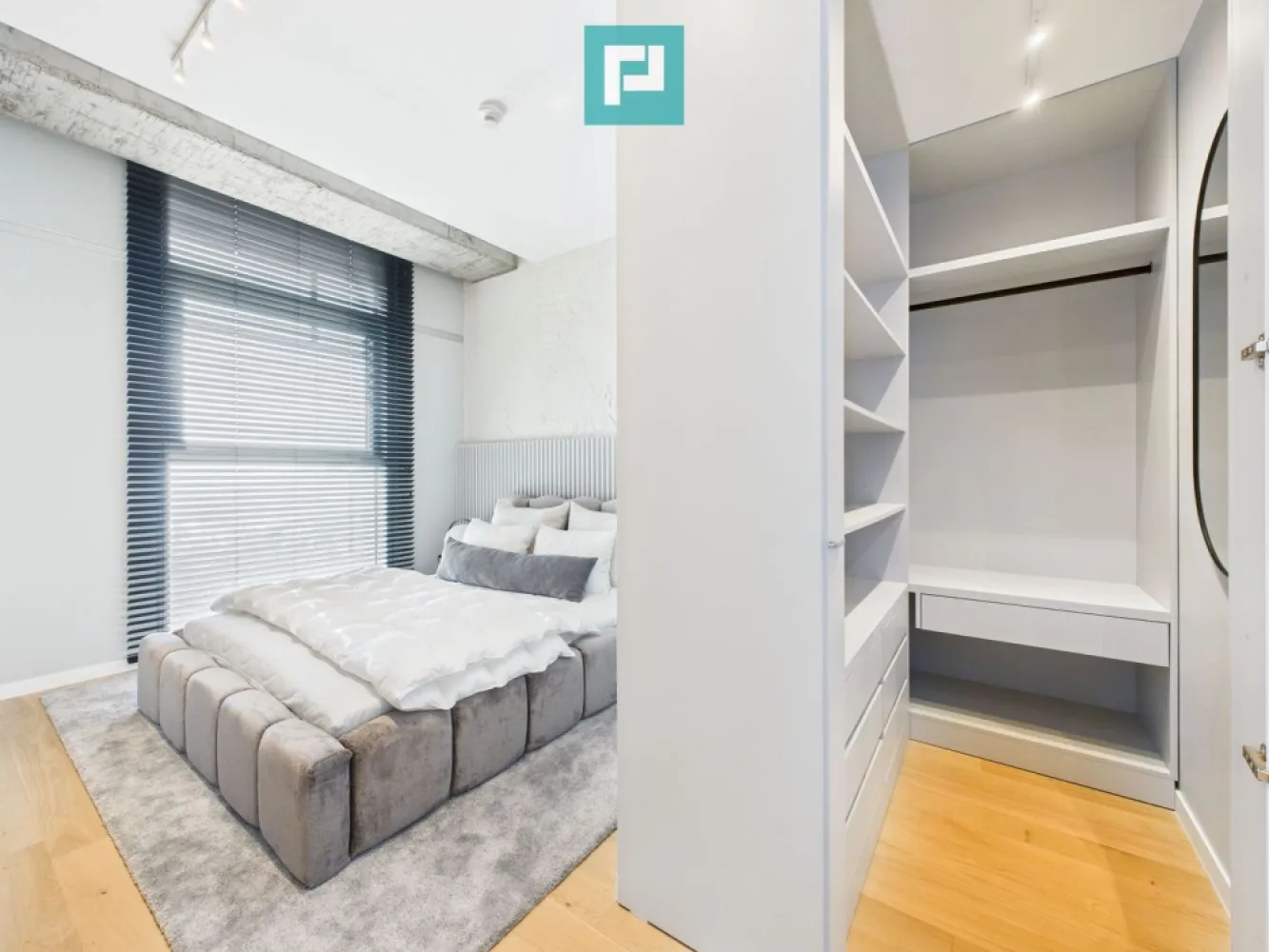 Apartament 3 camere | High-End | Prima închiriere - Descoperă un apartament exclusivist de 3 camere, aflat la prima închiriere, situat la etajul 12 în prestigiosul ansamblu Up-Site Floreasca – Sector 2. Priveliștea panoramică asupra orașului și a Lacului Floreasca este pur și simplu spectaculoasă – genul de view care îți taie respirația, zi de zi. Apartamentul a fost amenajat cu arhitect și designer de interior, folosind finisaje premium și soluții inteligente de compartimentare. Dispune de: living generos și luminos 2 dormitoare elegante dressing separat multiple spații de depozitare atent integrate Pentru confort maxim, proprietatea include: 2 locuri de parcare subterane, dotate cu stație de încărcare pentru mașină electrică boxă de depozitare cu supraveghere video Ansamblul Up-Site oferă facilități de top pentru un stil de viață ridicat: piscină interioară curte interioară amenajată siguranță, intimitate și un ambient premium Un apartament ideal pentru cei care caută lux, vedere excepțională și un lifestyle modern, într-una dintre cele mai dorite zone din București. }}