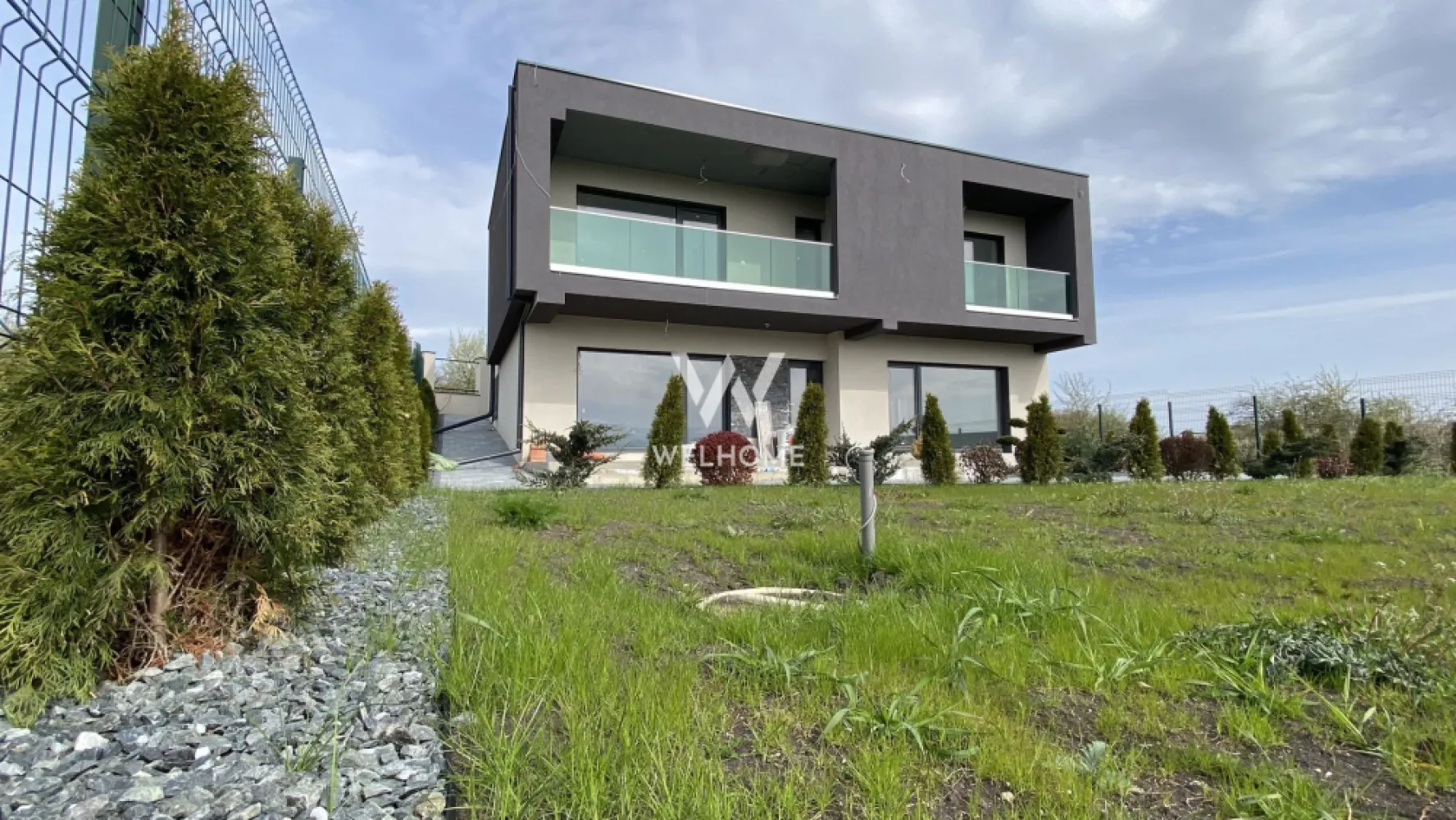 Casa individuala LA CHEIE (partial mobilata) Selimbar Sibiu - Spre vanzare o casa individuala mare si deosebita cat prin compartimentarea sa, atat si prin dotarile sale care corespund cerintelor tehnice si tehnologice la ziua de azi.
Suprafata utila este de 200mp, + garaj dublu, amplasata pe un teren de 815mp.
Tamplaria in3 foi de sticla cu 7 camere, incalzirea este realizata prin pardoseala cu sistemul - pompa de caldura.

Compartimentarea la parter este:
-Hol generos.
-Debara.
-Living spatios cu deschidere spre terasa.
-Bucatarie complet mobilata, loc de dinning si iesire spre terasa.
-Baie de serviciu cu geam.
-Camara.
-Spalatorie cu camera tehnica.

La etaj gasim:
-1 Dormitor matrimonial mare de 18mp
-2x dormitoare pentru copii de aprox 17mp
-2x bai cu geam de ierisire naturala
-Iesire spre terassa cu vedere spre munti

Stadiu de predare la interior este LA CHEIE cu parchet, gresie, faianta, usi interior, oboecte sanitare. Exteriorul se preda LA CHEIE cu gard, curte pavata. Garaj pentru 2 masini (SUV) cu usi rabatabile electrice.
Se poate configura si alte optiuni la preferintele cumparatorului.

Pret: 326 000euro TVA inclus
tel: 0745 99 55 37 Mihai