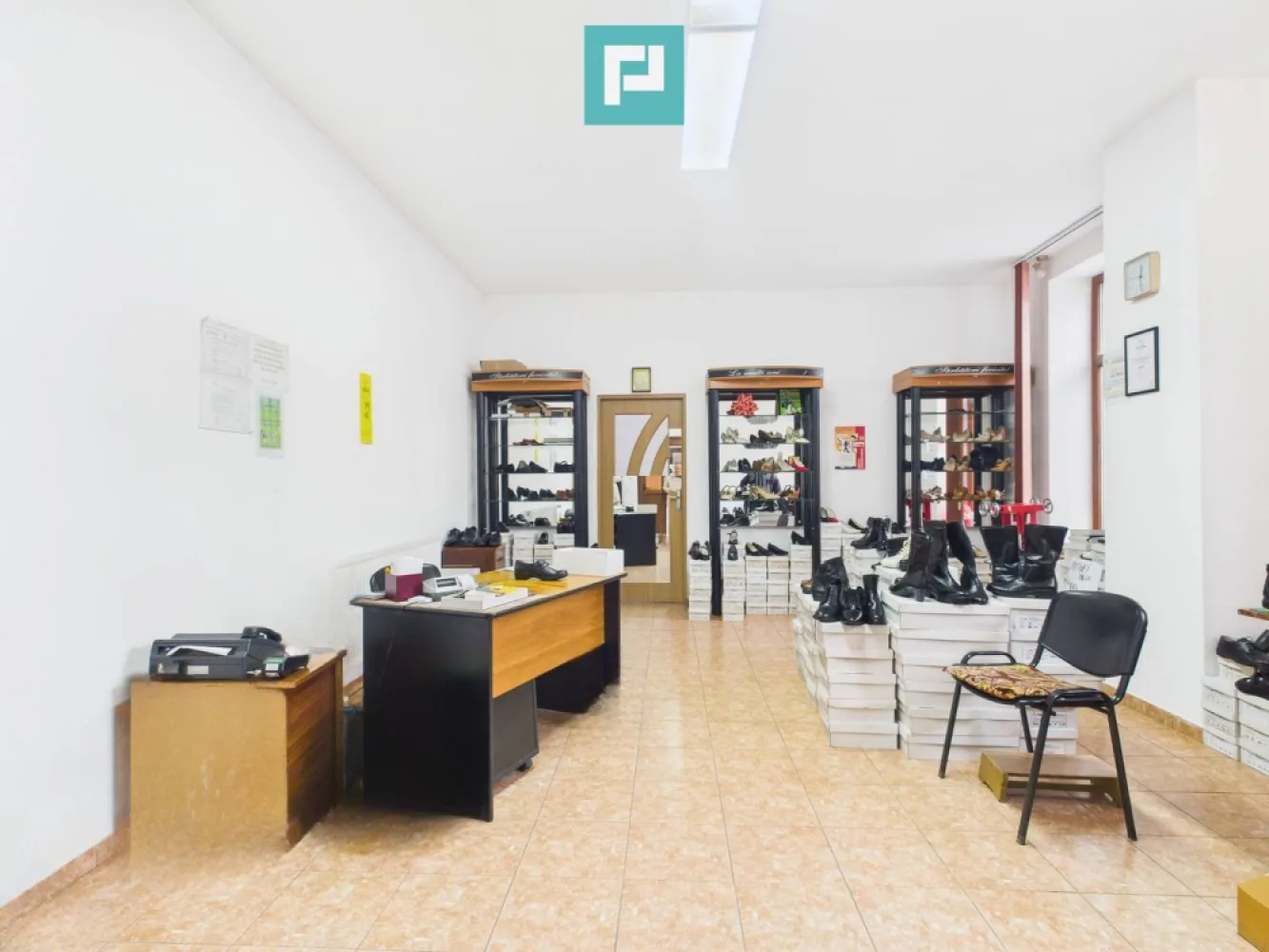 Spațiu comercial, 51 mp, Fabric - Propunem spre închiriere un spațiu comercial cu suprafața de 51 mp, situat în zona Fabric, într-o locație cu vizibilitate bună și trafic pietonal. Spațiul beneficiază de acces direct din stradă cu ferestre mari către stradă, fiind ideal pentru activități comerciale, de birou, cabinet, showroom, servicii etc. Compartimentare actuală: - 2 încăperi semidecomandate - chicinetă - spațiul va beneficia de baie proprie, amenajarea acesteia fiind programată până la începutul lunii mai Spațiul permite reconfigurare în funcție de necesitățile chiriașului Vecinătăți și facilități: - Lidl - Fabrica de Bere - Piața Traian - Casa Județeană de Pensii - acces facil la mijloacele de transport în comun Spațiul oferă flexibilitate, vizibilitate și acces rapid către puncte importante ale zonei și către centrul orașului. Pentru mai multe informații sau programarea unei vizionări, nu ezitați să mă contactați: Eugenia Oancea: 0744 549 059 eugenia.oancea@propertylab.ro CP2886511 }}