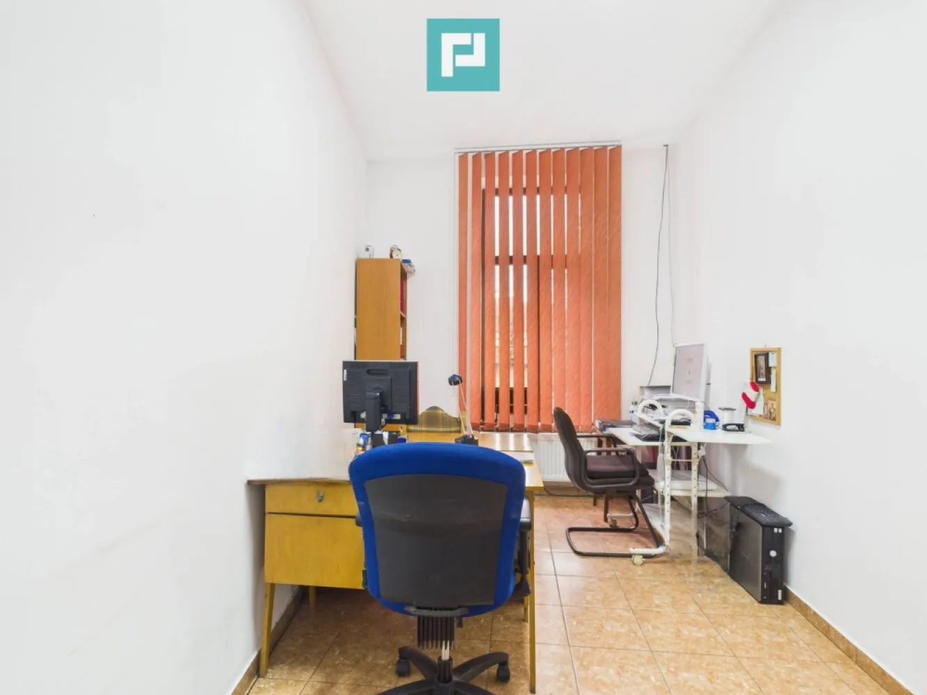 Spațiu comercial, 51 mp, Fabric - Propunem spre închiriere un spațiu comercial cu suprafața de 51 mp, situat în zona Fabric, într-o locație cu vizibilitate bună și trafic pietonal. Spațiul beneficiază de acces direct din stradă cu ferestre mari către stradă, fiind ideal pentru activități comerciale, de birou, cabinet, showroom, servicii etc. Compartimentare actuală: - 2 încăperi semidecomandate - chicinetă - spațiul va beneficia de baie proprie, amenajarea acesteia fiind programată până la începutul lunii mai Spațiul permite reconfigurare în funcție de necesitățile chiriașului Vecinătăți și facilități: - Lidl - Fabrica de Bere - Piața Traian - Casa Județeană de Pensii - acces facil la mijloacele de transport în comun Spațiul oferă flexibilitate, vizibilitate și acces rapid către puncte importante ale zonei și către centrul orașului. Pentru mai multe informații sau programarea unei vizionări, nu ezitați să mă contactați: Eugenia Oancea: 0744 549 059 eugenia.oancea@propertylab.ro CP2886511 }}