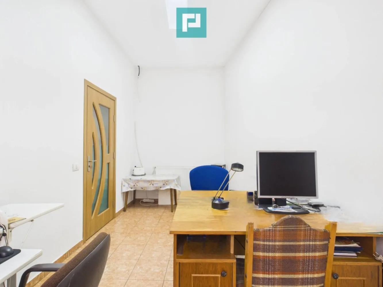 Spațiu comercial, 51 mp, Fabric - Propunem spre închiriere un spațiu comercial cu suprafața de 51 mp, situat în zona Fabric, într-o locație cu vizibilitate bună și trafic pietonal. Spațiul beneficiază de acces direct din stradă cu ferestre mari către stradă, fiind ideal pentru activități comerciale, de birou, cabinet, showroom, servicii etc. Compartimentare actuală: - 2 încăperi semidecomandate - chicinetă - spațiul va beneficia de baie proprie, amenajarea acesteia fiind programată până la începutul lunii mai Spațiul permite reconfigurare în funcție de necesitățile chiriașului Vecinătăți și facilități: - Lidl - Fabrica de Bere - Piața Traian - Casa Județeană de Pensii - acces facil la mijloacele de transport în comun Spațiul oferă flexibilitate, vizibilitate și acces rapid către puncte importante ale zonei și către centrul orașului. Pentru mai multe informații sau programarea unei vizionări, nu ezitați să mă contactați: Eugenia Oancea: 0744 549 059 eugenia.oancea@propertylab.ro CP2886511 }}