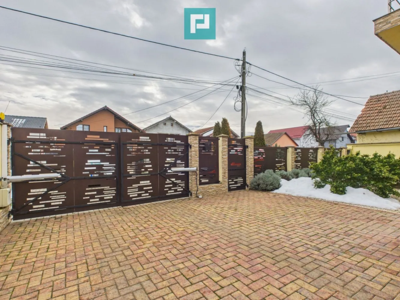 Vilă elegantă cu etaj în Zădăreni - Vă propunem o vilă deosebită cu etaj, situată în Zădăreni, într-o zonă de clădiri noi, cu toate utilităţile racordate (electricitate, apă, canalizare, gaz metan, internet şi cablu TV), la stradă asfaltată. Terenul de 550 mp are front stradal de 14,6 m, cu gard, poartă pietonală şi poartă auto electrică acţionată din telecomandă. Proprietatea cuprinde: casă cu etaj, terasă acoperită în spatele casei, cu locuri de recreere şi de luat masa, terasă acoperită în curte, cu loc pt BBQ, garaj din zidărie, carport acoperit, curte şi grădină. Casa, construită după 2005, este retrasă de la frontul stradal, cu S. utilă de 160 mp şi are următoarele caracteristici: fundaţii şi structura din beton armat, zidărie din cărămidă eficientă, şarpantă din lemn şi învelitoare din ţiglă ceramică, tâmplărie exterioară din PVC cu geam dublu, finisaj pereţi exteriori din vopsea lavabilă structurată, finizaje pereţi interiori din vopsea lavabilă sau faiantă, pardoseli interioare din gresie sau parchet, uşi interioare din MDF, termoizolaţie din polistiren la pereţi şi acoperiş (între căpriori), termoizolaţie din vată minerală pe planşeu pod, CT proprie pe gaz metan şi calorifere din oţel, climă la etaj. Casa conţine: LA PARTER: hol intrare, living cu sufragerie, bucătărie separată, baie de serviciu cu vas WC şi lavoar, scara de acces la etaj. Din bucătărie şi din sufragerie aveţi acces la terasa generoasă, acoperită, din spatele casei. LA ETAJ: coridor, 3 camere şi baie cu vană, plus balcon la faţada principală cu acces din 2 camere. Casa se vinde complet mobilată şi utilată. Nu pierdeţi această oportunitate, fiţi prima persoană care solicită o vizionare asistată. Victor Nedelcu – Consultant imobiliar Property Lab Tel: +40 744 772 772 – E.mail: victor.nedelcu@propertylab.ro sau Radu Mitran – Consultant imobiliar Property Lab Tel: +40 751 621 035 – E.mail: radu.mitran@propertylab.ro sau Carol Szekeres – Consultant imobiliar Property Lab Tel: +40 729 966 649 – E.mail: carol.szekeres@propertylab.ro CP2884864 }}