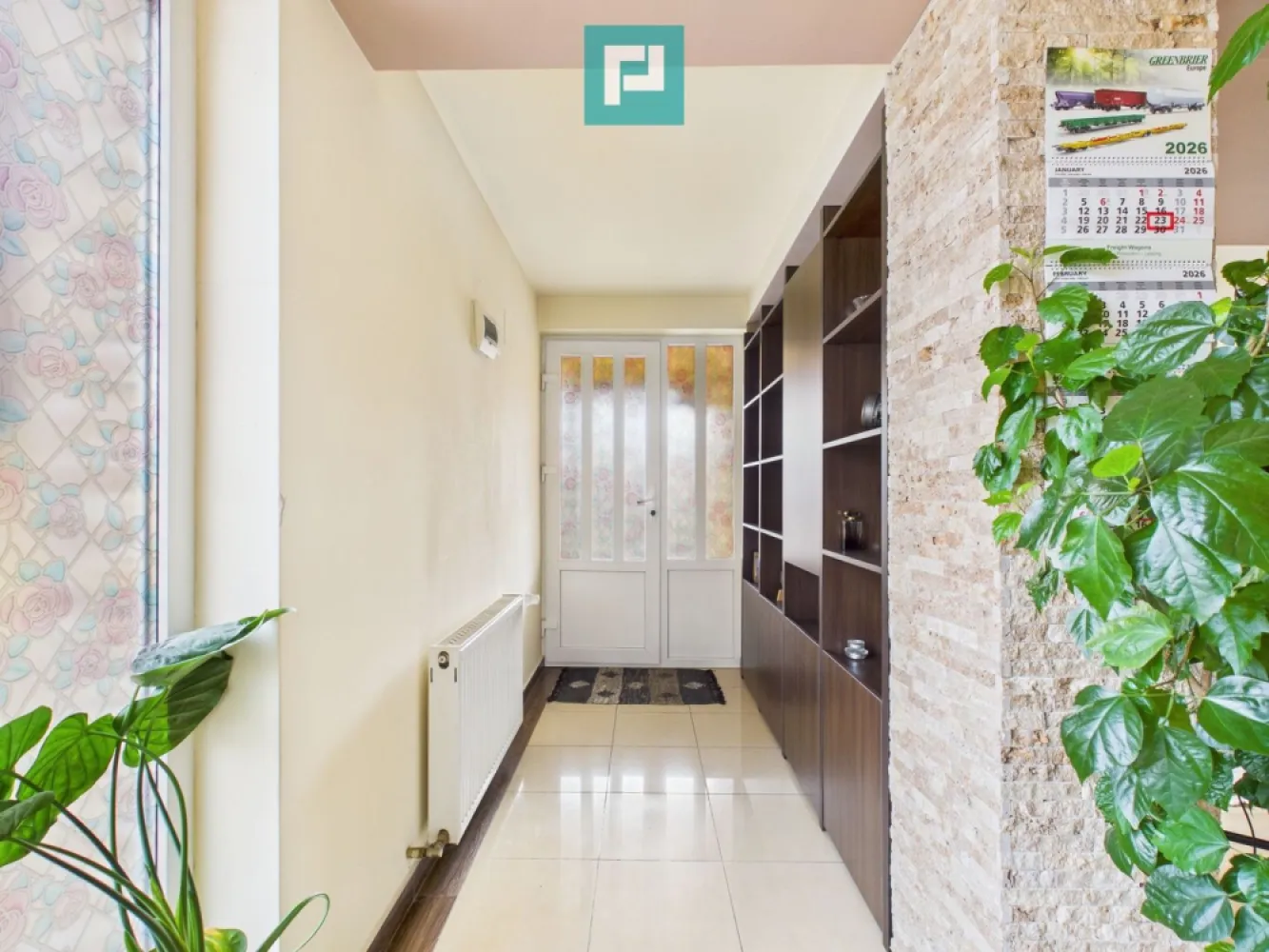 Vilă elegantă cu etaj în Zădăreni - Vă propunem o vilă deosebită cu etaj, situată în Zădăreni, într-o zonă de clădiri noi, cu toate utilităţile racordate (electricitate, apă, canalizare, gaz metan, internet şi cablu TV), la stradă asfaltată. Terenul de 550 mp are front stradal de 14,6 m, cu gard, poartă pietonală şi poartă auto electrică acţionată din telecomandă. Proprietatea cuprinde: casă cu etaj, terasă acoperită în spatele casei, cu locuri de recreere şi de luat masa, terasă acoperită în curte, cu loc pt BBQ, garaj din zidărie, carport acoperit, curte şi grădină. Casa, construită după 2005, este retrasă de la frontul stradal, cu S. utilă de 160 mp şi are următoarele caracteristici: fundaţii şi structura din beton armat, zidărie din cărămidă eficientă, şarpantă din lemn şi învelitoare din ţiglă ceramică, tâmplărie exterioară din PVC cu geam dublu, finisaj pereţi exteriori din vopsea lavabilă structurată, finizaje pereţi interiori din vopsea lavabilă sau faiantă, pardoseli interioare din gresie sau parchet, uşi interioare din MDF, termoizolaţie din polistiren la pereţi şi acoperiş (între căpriori), termoizolaţie din vată minerală pe planşeu pod, CT proprie pe gaz metan şi calorifere din oţel, climă la etaj. Casa conţine: LA PARTER: hol intrare, living cu sufragerie, bucătărie separată, baie de serviciu cu vas WC şi lavoar, scara de acces la etaj. Din bucătărie şi din sufragerie aveţi acces la terasa generoasă, acoperită, din spatele casei. LA ETAJ: coridor, 3 camere şi baie cu vană, plus balcon la faţada principală cu acces din 2 camere. Casa se vinde complet mobilată şi utilată. Nu pierdeţi această oportunitate, fiţi prima persoană care solicită o vizionare asistată. Victor Nedelcu – Consultant imobiliar Property Lab Tel: +40 744 772 772 – E.mail: victor.nedelcu@propertylab.ro sau Radu Mitran – Consultant imobiliar Property Lab Tel: +40 751 621 035 – E.mail: radu.mitran@propertylab.ro sau Carol Szekeres – Consultant imobiliar Property Lab Tel: +40 729 966 649 – E.mail: carol.szekeres@propertylab.ro CP2884864 }}