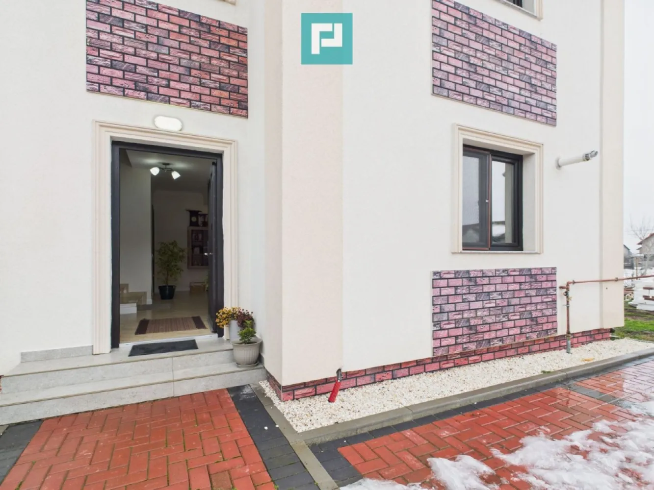 Casă în Giarmata P+1-zona dezvoltată - Vă prezentăm spre vânzare o casă bine compartimentată, situată în Giarmata, într-o zonă rezidențială liniștită, cu stradă asfaltată și infrastructură complet dezvoltată. Proprietatea face parte dintr-un ansamblu de case înșiruite, fiind ideală pentru cei care își doresc confortul unei case moderne, într-un cadru ordonat și plăcut, complet echipata si gata de mutat. Imobilul are o suprafață utilă de 84 mp și este construit în regim parter + etaj, oferind un echilibru perfect între funcționalitate și intimitate. Compartimentare inteligentă: Parterul este dedicat zonei de zi și impresionează prin spațiile bine delimitate: -hol de acces primitor -bucătărie închisă, complet mobilată și utilată, ideală pentru pasionații de gătit -living generos și luminos, cu ieșire directă către terasa din spatele casei, perfectă pentru momente de relaxare sau socializare -baie de serviciu cu geam -încălzire în pardoseală, pentru un confort termic sporit Etajul este rezervat zonei de noapte și oferă: -două dormitoare confortabile -baie modernă cu geam, dotată cu duș și bideu -sistem de încălzire cu calorifere în dormitoare Dotări și beneficii: construcție solidă, cu acoperiș ferestre cu geam termopan, ce asigură izolare termică și fonică finisaje moderne, atent alese zonă rezidențială în continuă dezvoltare acces facil către oraș și puncte de interes Această proprietate reprezintă o alegere excelentă atât pentru locuire personală, cât și pentru investiție, fiind o casă practică, modernă și ușor de întreținut. Pentru informații suplimentare și programarea unei vizionări, vă stăm cu plăcere la dispoziție. Natalia Draganel-Consultant Imobiliar PropertyLab Timișoara mail-natalia.draganel@propertylab.ro telefon-0722313450 CP2879719 }}