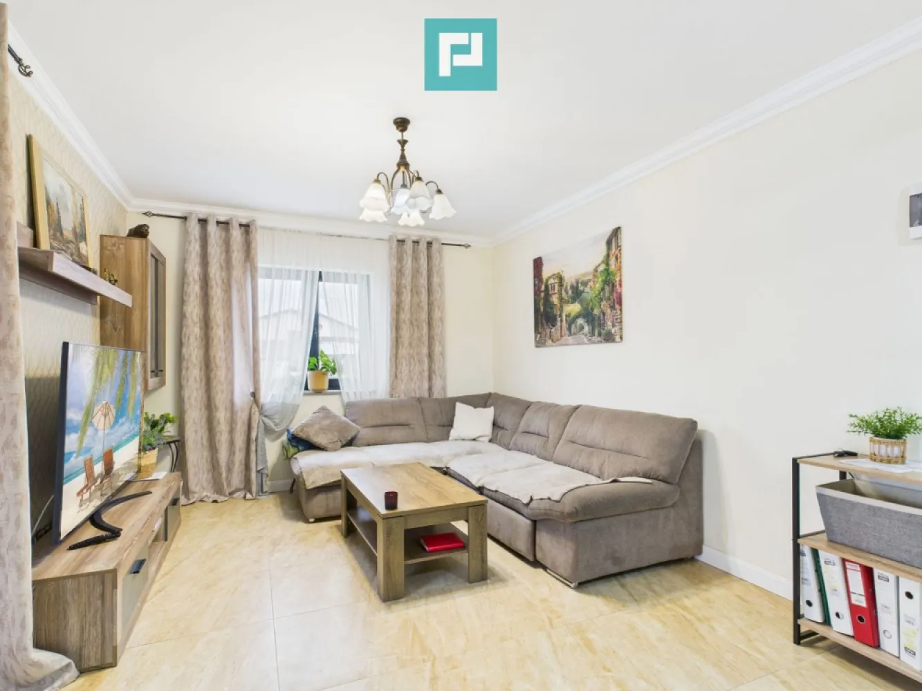 Casă în Giarmata P+1-zona dezvoltată - Vă prezentăm spre vânzare o casă bine compartimentată, situată în Giarmata, într-o zonă rezidențială liniștită, cu stradă asfaltată și infrastructură complet dezvoltată. Proprietatea face parte dintr-un ansamblu de case înșiruite, fiind ideală pentru cei care își doresc confortul unei case moderne, într-un cadru ordonat și plăcut, complet echipata si gata de mutat. Imobilul are o suprafață utilă de 84 mp și este construit în regim parter + etaj, oferind un echilibru perfect între funcționalitate și intimitate. Compartimentare inteligentă: Parterul este dedicat zonei de zi și impresionează prin spațiile bine delimitate: -hol de acces primitor -bucătărie închisă, complet mobilată și utilată, ideală pentru pasionații de gătit -living generos și luminos, cu ieșire directă către terasa din spatele casei, perfectă pentru momente de relaxare sau socializare -baie de serviciu cu geam -încălzire în pardoseală, pentru un confort termic sporit Etajul este rezervat zonei de noapte și oferă: -două dormitoare confortabile -baie modernă cu geam, dotată cu duș și bideu -sistem de încălzire cu calorifere în dormitoare Dotări și beneficii: construcție solidă, cu acoperiș ferestre cu geam termopan, ce asigură izolare termică și fonică finisaje moderne, atent alese zonă rezidențială în continuă dezvoltare acces facil către oraș și puncte de interes Această proprietate reprezintă o alegere excelentă atât pentru locuire personală, cât și pentru investiție, fiind o casă practică, modernă și ușor de întreținut. Pentru informații suplimentare și programarea unei vizionări, vă stăm cu plăcere la dispoziție. Natalia Draganel-Consultant Imobiliar PropertyLab Timișoara mail-natalia.draganel@propertylab.ro telefon-0722313450 CP2879719 }}