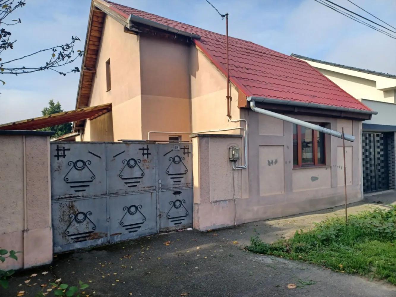Casă, singur în curte, 500 mp, Muntele Găina. 160 000 E. Comision 0. - De vânzare: casă, singur în curte, teren 500 mp, Muntele Găina, Oradea. 160.000 € (negociabil). Comision 0.

Casa este construită din cărămidă, fundație cărămidă, având toate utilitățile (apă, energie, canalizare, gaz). În curte se mai află câteva anexe (garaj, magazii) care pot fi demolate. Întreaga proprietate necesită renovare.

Suprafață utilă casă: 92 mp 
Suprafață utilă anexe: 84 mp 
Suprafață teren: 500 mp 
Front stradal: 14 ml 

Contact: 0751 254 234 - Flavius Bunoiu