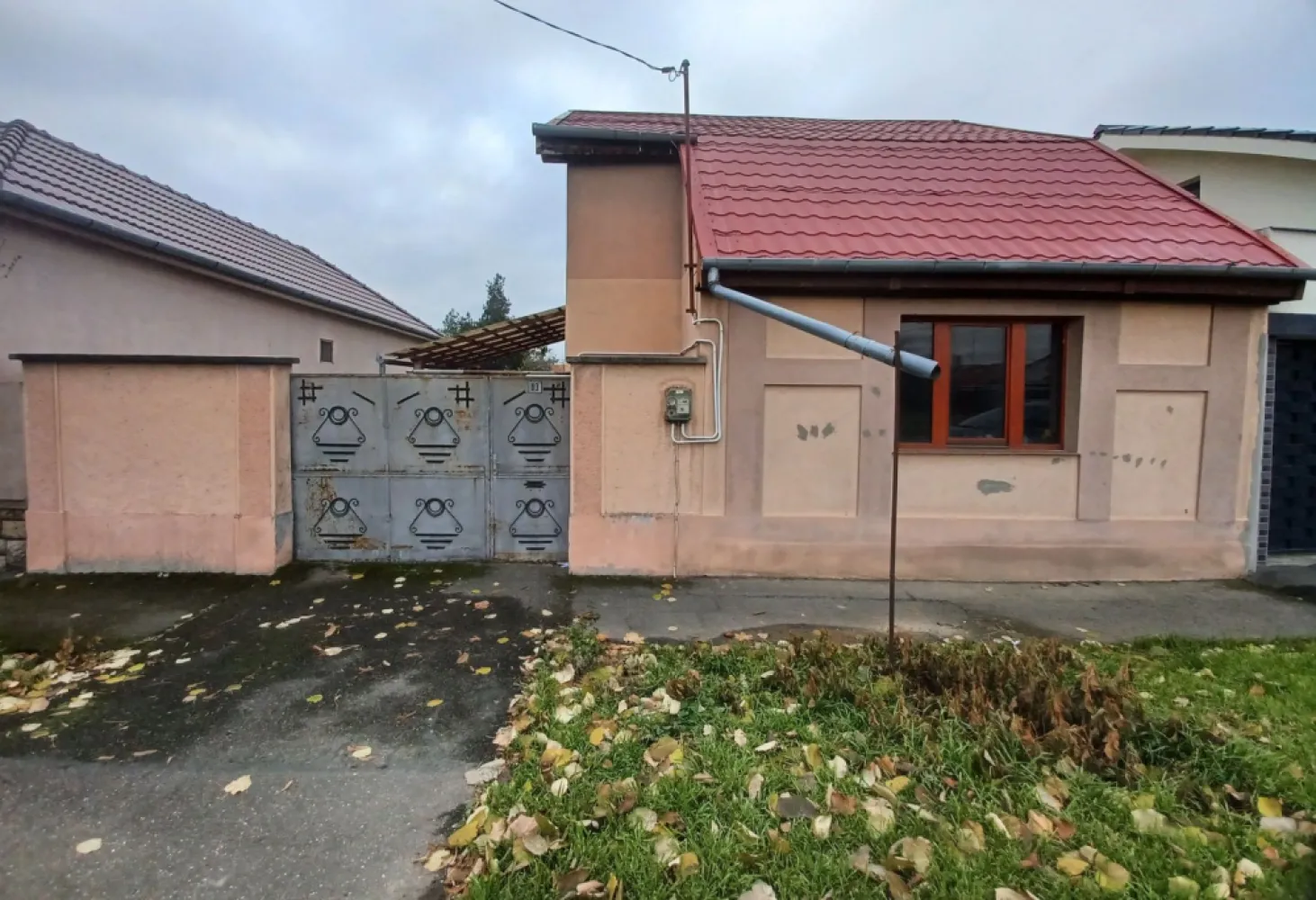 Casă, singur în curte, 500 mp, Muntele Găina. 160 000 E. Comision 0. - De vânzare: casă, singur în curte, teren 500 mp, Muntele Găina, Oradea. 160.000 € (negociabil). Comision 0.

Casa este construită din cărămidă, fundație cărămidă, având toate utilitățile (apă, energie, canalizare, gaz). În curte se mai află câteva anexe (garaj, magazii) care pot fi demolate. Întreaga proprietate necesită renovare.

Suprafață utilă casă: 92 mp 
Suprafață utilă anexe: 84 mp 
Suprafață teren: 500 mp 
Front stradal: 14 ml 

Contact: 0751 254 234 - Flavius Bunoiu