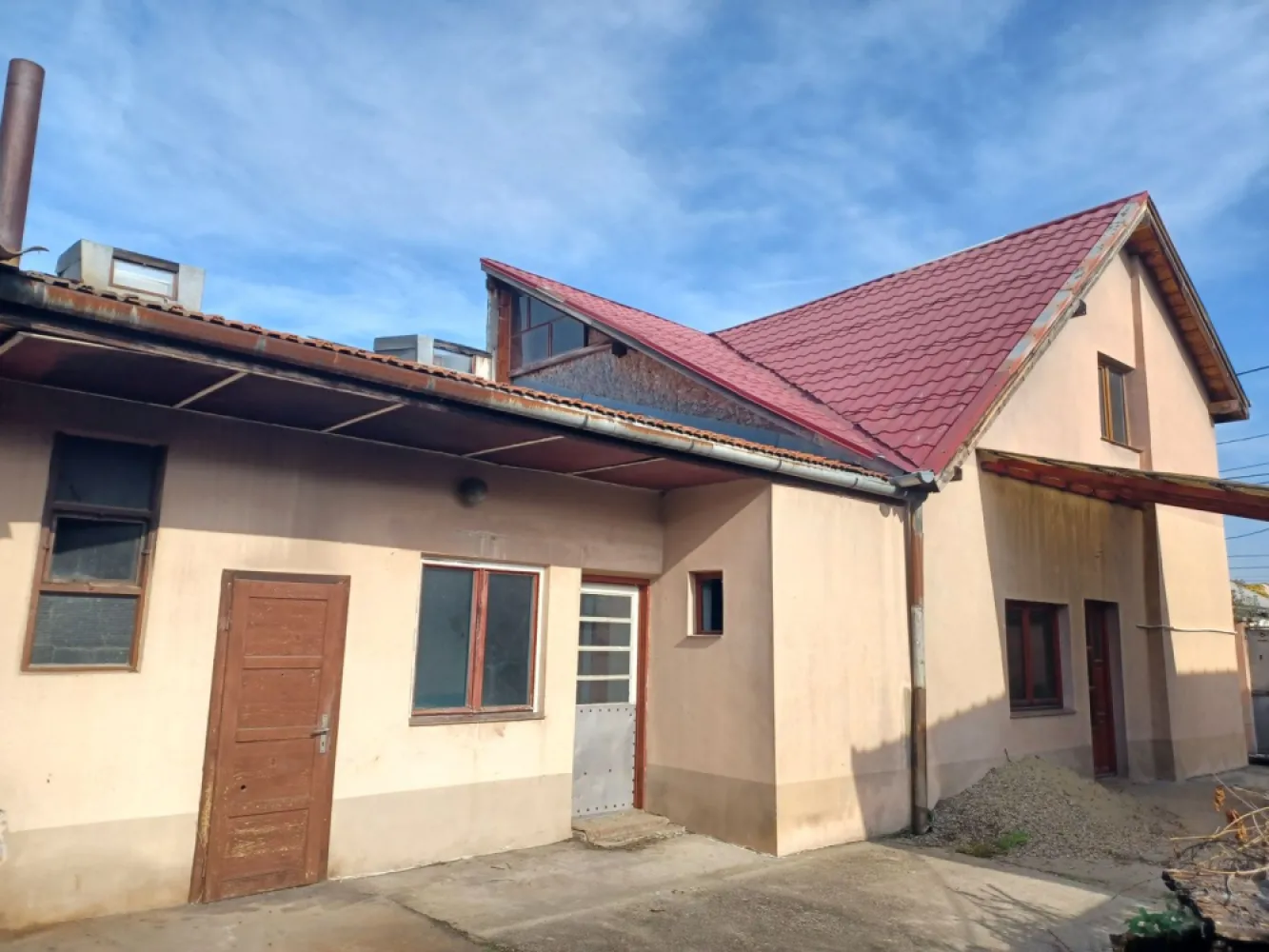 Casă, singur în curte, 500 mp, Muntele Găina. 160 000 E. Comision 0. - De vânzare: casă, singur în curte, teren 500 mp, Muntele Găina, Oradea. 160.000 € (negociabil). Comision 0.

Casa este construită din cărămidă, fundație cărămidă, având toate utilitățile (apă, energie, canalizare, gaz). În curte se mai află câteva anexe (garaj, magazii) care pot fi demolate. Întreaga proprietate necesită renovare.

Suprafață utilă casă: 92 mp 
Suprafață utilă anexe: 84 mp 
Suprafață teren: 500 mp 
Front stradal: 14 ml 

Contact: 0751 254 234 - Flavius Bunoiu