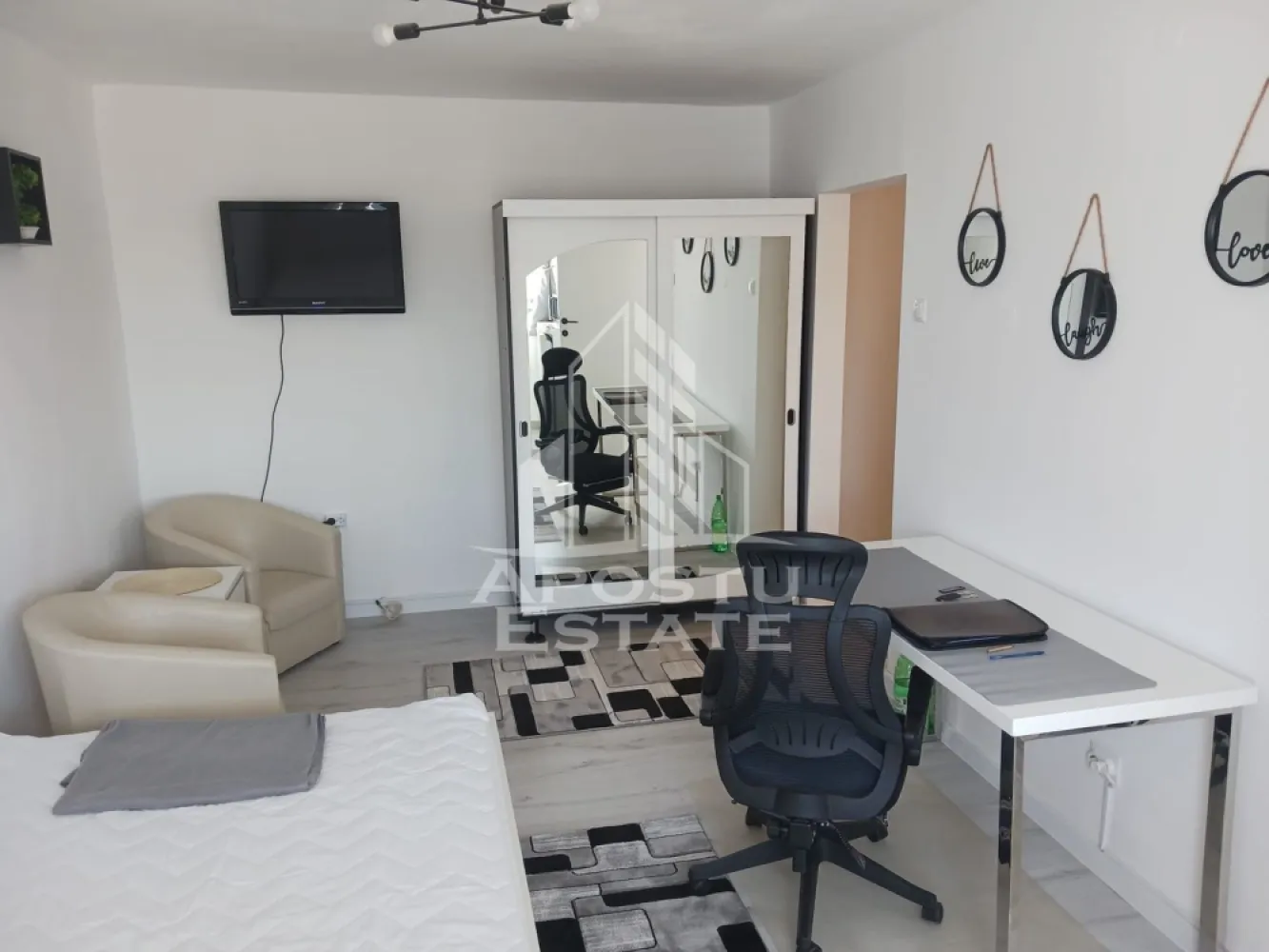 Apartament cu 1 camera de inchiriat, Timisoara zona Girocului - Agentia imobiliara APOSTU ESTATE va propune spre inchiriere un apartament cu 1 camere, spatios si luminos, situat in zona Girocului, o zona linistita si bine pozitionata din Timisoara, potrivit pentru cupluri, persoane singure sau studenti care isi doresc o locuinta unde sa se simta confortabil si cu acces facil catre scoli, statii de autobuz, supermarketuri , magazine de zona, parcuri.

Suprafata utila: 25 mp
Compartimentare eficienta:
-Hol de acces generos
-Bucatarie complet mobilata si utilata, 
-Dormitor mobilat si utilat
-Baie prevazuta cu cada

Confort si facilitati:
-Incalzirea apartamentului: centrala proprie
-Apartamentul este complet mobilat si utilat
-Nu se accepta animale de companie si fumatul in imobil, de catre proprietar

Localizare:
-Timis,Timisoara, zona Girocului – acces facil spre magazine, supermarketul Lidl, scoli, parcuri si mijloace de transport in comun.

Ideal pentru:
-Cupluri
-Persoane singure
-Studenti

Disponibilitate: 01.08.2026
Pret chirie lunara: 350 EURO
Garante: 400 EURO
Programeaza o vizionare pentru a-ti putea imagina viitorul aici!
ID intern: CP3189910