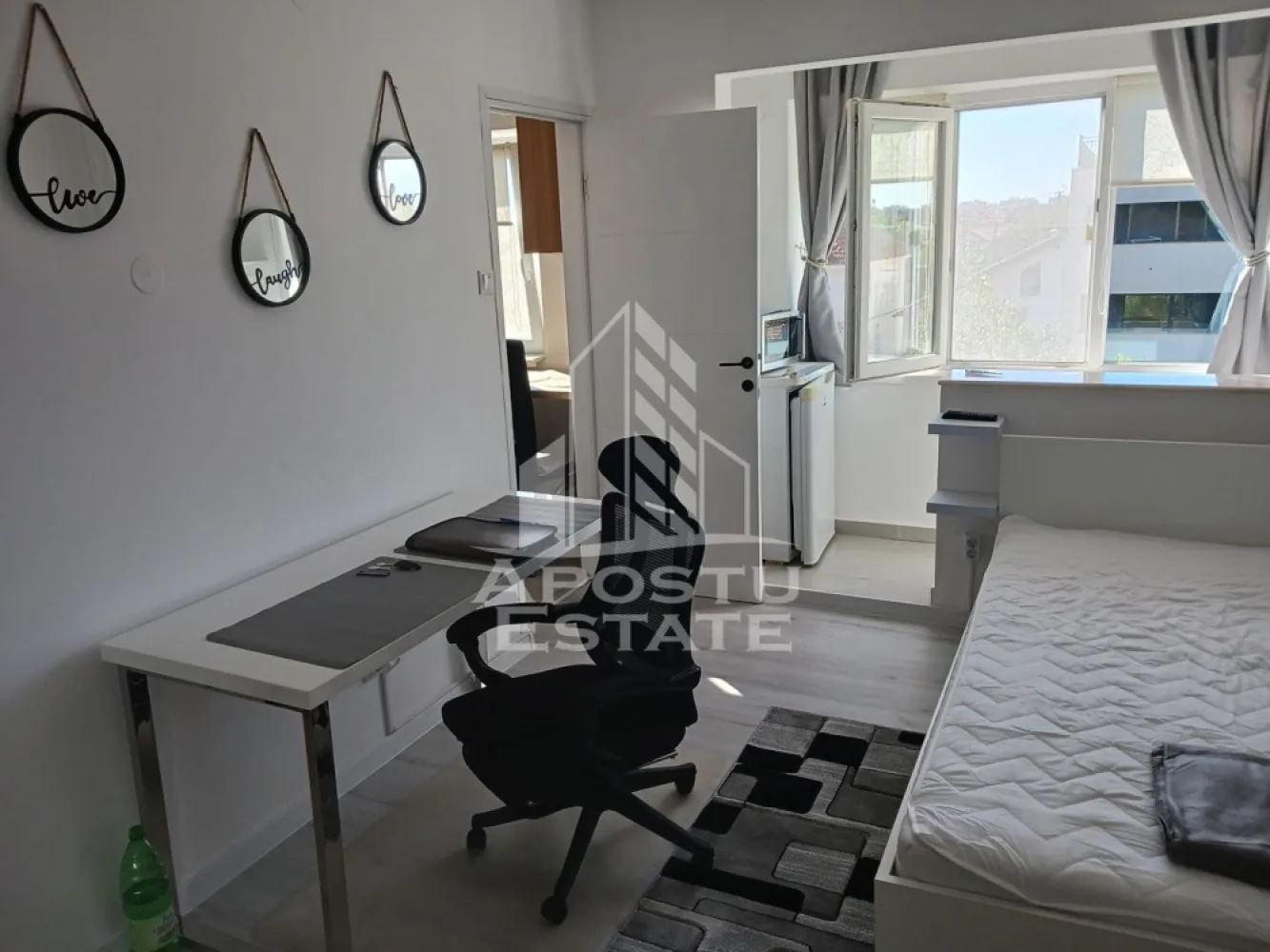 Apartament cu 1 camera de inchiriat, Timisoara zona Girocului - Agentia imobiliara APOSTU ESTATE va propune spre inchiriere un apartament cu 1 camere, spatios si luminos, situat in zona Girocului, o zona linistita si bine pozitionata din Timisoara, potrivit pentru cupluri, persoane singure sau studenti care isi doresc o locuinta unde sa se simta confortabil si cu acces facil catre scoli, statii de autobuz, supermarketuri , magazine de zona, parcuri.

Suprafata utila: 25 mp
Compartimentare eficienta:
-Hol de acces generos
-Bucatarie complet mobilata si utilata, 
-Dormitor mobilat si utilat
-Baie prevazuta cu cada

Confort si facilitati:
-Incalzirea apartamentului: centrala proprie
-Apartamentul este complet mobilat si utilat
-Nu se accepta animale de companie si fumatul in imobil, de catre proprietar

Localizare:
-Timis,Timisoara, zona Girocului – acces facil spre magazine, supermarketul Lidl, scoli, parcuri si mijloace de transport in comun.

Ideal pentru:
-Cupluri
-Persoane singure
-Studenti

Disponibilitate: 01.08.2026
Pret chirie lunara: 350 EURO
Garante: 400 EURO
Programeaza o vizionare pentru a-ti putea imagina viitorul aici!
ID intern: CP3189910