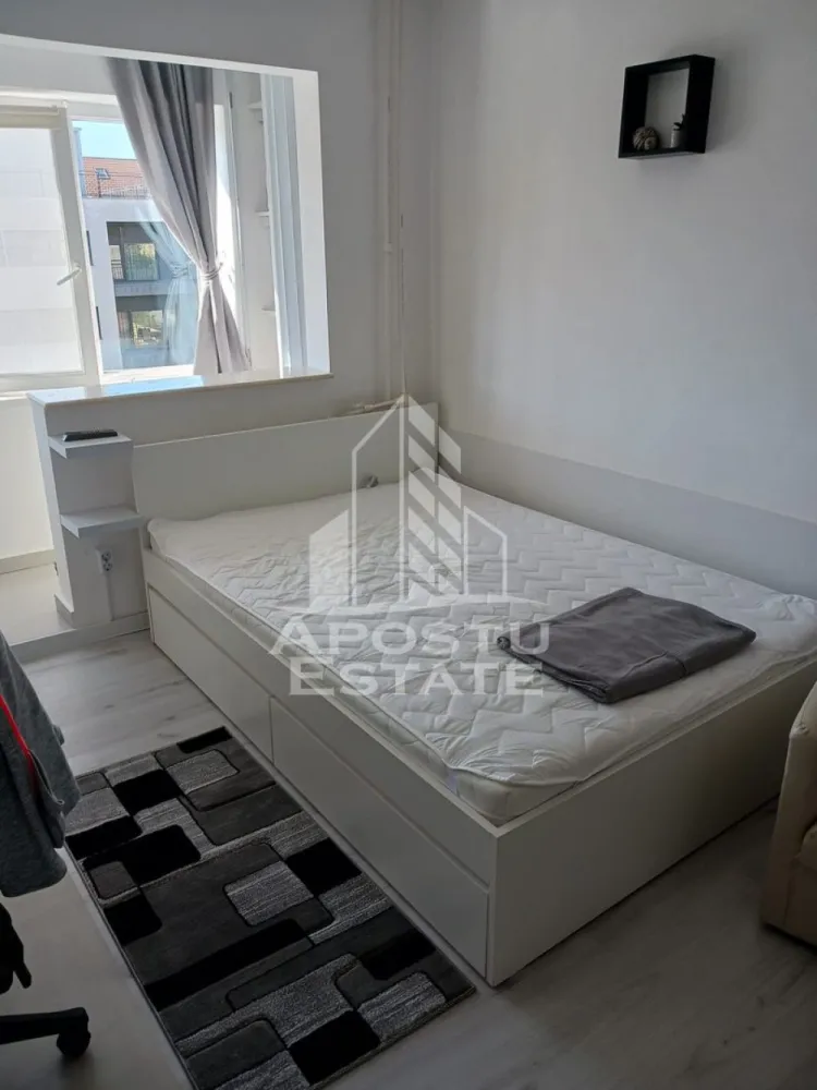 Apartament cu 1 camera de inchiriat, Timisoara zona Girocului - Agentia imobiliara APOSTU ESTATE va propune spre inchiriere un apartament cu 1 camere, spatios si luminos, situat in zona Girocului, o zona linistita si bine pozitionata din Timisoara, potrivit pentru cupluri, persoane singure sau studenti care isi doresc o locuinta unde sa se simta confortabil si cu acces facil catre scoli, statii de autobuz, supermarketuri , magazine de zona, parcuri.

Suprafata utila: 25 mp
Compartimentare eficienta:
-Hol de acces generos
-Bucatarie complet mobilata si utilata, 
-Dormitor mobilat si utilat
-Baie prevazuta cu cada

Confort si facilitati:
-Incalzirea apartamentului: centrala proprie
-Apartamentul este complet mobilat si utilat
-Nu se accepta animale de companie si fumatul in imobil, de catre proprietar

Localizare:
-Timis,Timisoara, zona Girocului – acces facil spre magazine, supermarketul Lidl, scoli, parcuri si mijloace de transport in comun.

Ideal pentru:
-Cupluri
-Persoane singure
-Studenti

Disponibilitate: 01.08.2026
Pret chirie lunara: 350 EURO
Garante: 400 EURO
Programeaza o vizionare pentru a-ti putea imagina viitorul aici!
ID intern: CP3189910