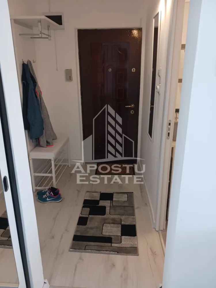 Apartament cu 1 camera de inchiriat, Timisoara zona Girocului - Agentia imobiliara APOSTU ESTATE va propune spre inchiriere un apartament cu 1 camere, spatios si luminos, situat in zona Girocului, o zona linistita si bine pozitionata din Timisoara, potrivit pentru cupluri, persoane singure sau studenti care isi doresc o locuinta unde sa se simta confortabil si cu acces facil catre scoli, statii de autobuz, supermarketuri , magazine de zona, parcuri.

Suprafata utila: 25 mp
Compartimentare eficienta:
-Hol de acces generos
-Bucatarie complet mobilata si utilata, 
-Dormitor mobilat si utilat
-Baie prevazuta cu cada

Confort si facilitati:
-Incalzirea apartamentului: centrala proprie
-Apartamentul este complet mobilat si utilat
-Nu se accepta animale de companie si fumatul in imobil, de catre proprietar

Localizare:
-Timis,Timisoara, zona Girocului – acces facil spre magazine, supermarketul Lidl, scoli, parcuri si mijloace de transport in comun.

Ideal pentru:
-Cupluri
-Persoane singure
-Studenti

Disponibilitate: 01.08.2026
Pret chirie lunara: 350 EURO
Garante: 400 EURO
Programeaza o vizionare pentru a-ti putea imagina viitorul aici!
ID intern: CP3189910