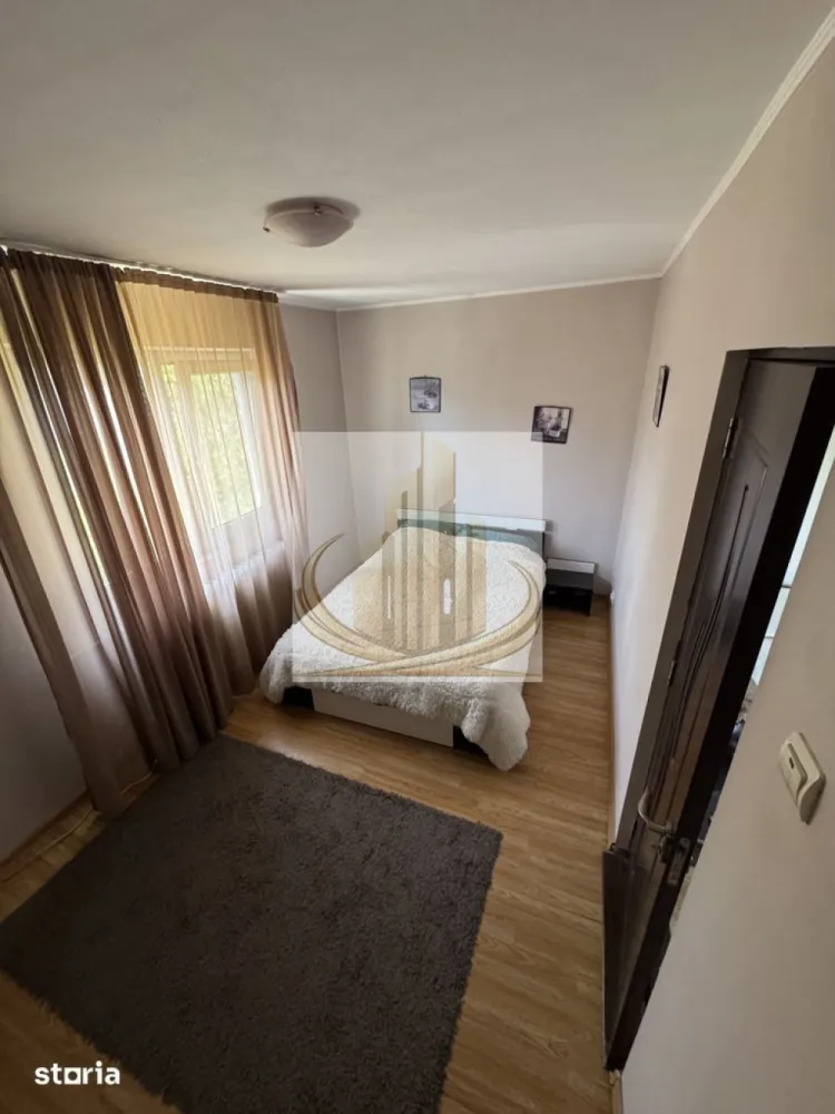 Apartament 2 Camere | Zona Dacia – Iulius Town | Ideal Investitie - Grand Mobilis Imobiliare vă propune spre vânzare un apartament cu 2 camere, cu o suprafață utilă de 42 mp, situat în zona Dacia, una dintre cele mai apreciate și bine conectate zone din Timișoara, la doar câteva minute de Iulius Town.

Poziționarea reprezintă unul dintre cele mai importante avantaje ale acestei proprietăți. Apartamentul este amplasat într-o zonă liniștită, cu acces rapid către principalele artere ale orașului și către numeroase puncte de interes. În imediata apropiere regăsim supermarketuri precum Kaufland, Penny și Profi, farmacii, cofetării, restaurante și cafenele, școli, grădinițe, licee, biserică, parcuri și spații verzi, bazin de înot și mijloace de transport în comun, toate contribuind la un stil de viață confortabil și practic.

Apartamentul este situat la etajul 4 al unui imobil prevăzut cu acoperiș, un avantaj important față de blocurile cu terasă, oferind o protecție suplimentară împotriva infiltrațiilor și un plus de confort pe termen lung.

Deși este încadrat ca apartament cu 2 camere, proprietatea a fost recompartimentată inteligent, rezultând un spațiu mult mai funcțional. Astfel, bucătăria a fost reorganizată pentru a crea și o zonă de dining separată, transformând practic apartamentul într-o locuință cu funcționalitatea unui apartament cu 3 încăperi, fără a compromite confortul sau luminozitatea.

Compartimentarea este alcătuită din:

living;
dormitor;
bucătărie;
zonă de dining;
baie;
hol;
balcon închis cu tâmplărie PVC și geam termopan.

Un alt avantaj important este faptul că apartamentul a fost renovat relativ recent, fiind foarte bine întreținut și păstrat într-o stare excelentă. Se vinde complet mobilat și utilat, exact ca în fotografii, fiind pregătit pentru mutare imediată. Noul proprietar nu va fi nevoit să investească în renovări, mobilier sau electrocasnice, locuința putând fi ocupată sau închiriată din prima zi.

Încălzirea este realizată prin sistemul de termoficare al orașului, iar pentru un confort sporit în sezonul cald apartamentul este dotat cu aparat de aer condiționat.

Datorită poziției excelente, compartimentării inteligente, stării foarte bune și faptului că se vinde complet mobilat și utilat, proprietatea reprezintă o alegere ideală atât pentru o familie sau un cuplu care își dorește o locuință gata de mutare, cât și pentru investiție. Zona Dacia se numără printre cele mai căutate pentru închiriere, iar un avantaj suplimentar este faptul că apartamentul poate fi preluat împreună cu chiriașii actuali, oferind investitorilor posibilitatea obținerii unui randament imediat, fără perioade de neocupare.

O proprietate cu un raport excelent între preț, locație și starea de întreținere, într-una dintre cele mai apreciate zone ale Timișoarei.

Pentru mai multe informații și programarea unei vizionări, vă invităm să contactați echipa Grand Mobilis Imobiliare.
ID Intern: CP3189899