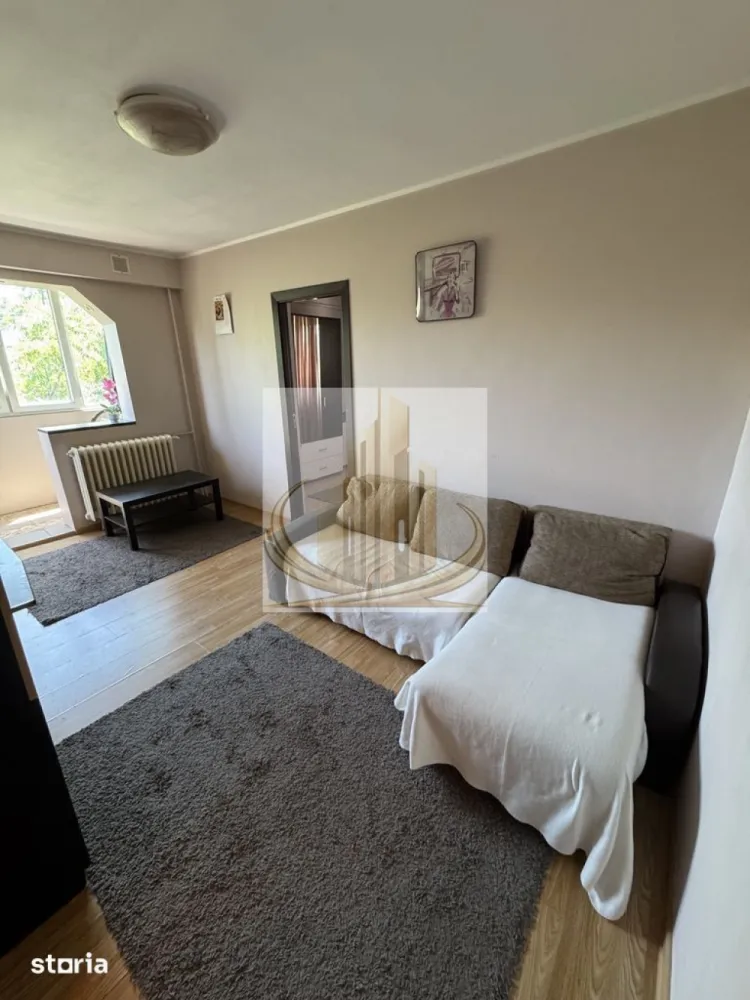 Apartament 2 Camere | Zona Dacia – Iulius Town | Ideal Investitie - Grand Mobilis Imobiliare vă propune spre vânzare un apartament cu 2 camere, cu o suprafață utilă de 42 mp, situat în zona Dacia, una dintre cele mai apreciate și bine conectate zone din Timișoara, la doar câteva minute de Iulius Town.

Poziționarea reprezintă unul dintre cele mai importante avantaje ale acestei proprietăți. Apartamentul este amplasat într-o zonă liniștită, cu acces rapid către principalele artere ale orașului și către numeroase puncte de interes. În imediata apropiere regăsim supermarketuri precum Kaufland, Penny și Profi, farmacii, cofetării, restaurante și cafenele, școli, grădinițe, licee, biserică, parcuri și spații verzi, bazin de înot și mijloace de transport în comun, toate contribuind la un stil de viață confortabil și practic.

Apartamentul este situat la etajul 4 al unui imobil prevăzut cu acoperiș, un avantaj important față de blocurile cu terasă, oferind o protecție suplimentară împotriva infiltrațiilor și un plus de confort pe termen lung.

Deși este încadrat ca apartament cu 2 camere, proprietatea a fost recompartimentată inteligent, rezultând un spațiu mult mai funcțional. Astfel, bucătăria a fost reorganizată pentru a crea și o zonă de dining separată, transformând practic apartamentul într-o locuință cu funcționalitatea unui apartament cu 3 încăperi, fără a compromite confortul sau luminozitatea.

Compartimentarea este alcătuită din:

living;
dormitor;
bucătărie;
zonă de dining;
baie;
hol;
balcon închis cu tâmplărie PVC și geam termopan.

Un alt avantaj important este faptul că apartamentul a fost renovat relativ recent, fiind foarte bine întreținut și păstrat într-o stare excelentă. Se vinde complet mobilat și utilat, exact ca în fotografii, fiind pregătit pentru mutare imediată. Noul proprietar nu va fi nevoit să investească în renovări, mobilier sau electrocasnice, locuința putând fi ocupată sau închiriată din prima zi.

Încălzirea este realizată prin sistemul de termoficare al orașului, iar pentru un confort sporit în sezonul cald apartamentul este dotat cu aparat de aer condiționat.

Datorită poziției excelente, compartimentării inteligente, stării foarte bune și faptului că se vinde complet mobilat și utilat, proprietatea reprezintă o alegere ideală atât pentru o familie sau un cuplu care își dorește o locuință gata de mutare, cât și pentru investiție. Zona Dacia se numără printre cele mai căutate pentru închiriere, iar un avantaj suplimentar este faptul că apartamentul poate fi preluat împreună cu chiriașii actuali, oferind investitorilor posibilitatea obținerii unui randament imediat, fără perioade de neocupare.

O proprietate cu un raport excelent între preț, locație și starea de întreținere, într-una dintre cele mai apreciate zone ale Timișoarei.

Pentru mai multe informații și programarea unei vizionări, vă invităm să contactați echipa Grand Mobilis Imobiliare.
ID Intern: CP3189899