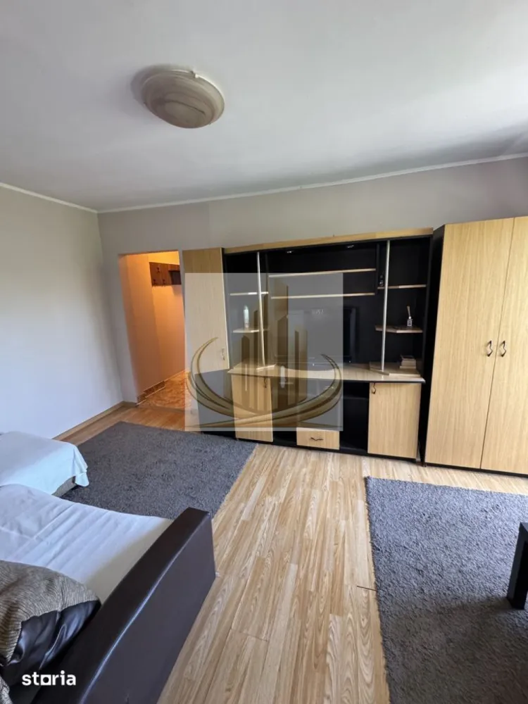 Apartament 2 Camere | Zona Dacia – Iulius Town | Ideal Investitie - Grand Mobilis Imobiliare vă propune spre vânzare un apartament cu 2 camere, cu o suprafață utilă de 42 mp, situat în zona Dacia, una dintre cele mai apreciate și bine conectate zone din Timișoara, la doar câteva minute de Iulius Town.

Poziționarea reprezintă unul dintre cele mai importante avantaje ale acestei proprietăți. Apartamentul este amplasat într-o zonă liniștită, cu acces rapid către principalele artere ale orașului și către numeroase puncte de interes. În imediata apropiere regăsim supermarketuri precum Kaufland, Penny și Profi, farmacii, cofetării, restaurante și cafenele, școli, grădinițe, licee, biserică, parcuri și spații verzi, bazin de înot și mijloace de transport în comun, toate contribuind la un stil de viață confortabil și practic.

Apartamentul este situat la etajul 4 al unui imobil prevăzut cu acoperiș, un avantaj important față de blocurile cu terasă, oferind o protecție suplimentară împotriva infiltrațiilor și un plus de confort pe termen lung.

Deși este încadrat ca apartament cu 2 camere, proprietatea a fost recompartimentată inteligent, rezultând un spațiu mult mai funcțional. Astfel, bucătăria a fost reorganizată pentru a crea și o zonă de dining separată, transformând practic apartamentul într-o locuință cu funcționalitatea unui apartament cu 3 încăperi, fără a compromite confortul sau luminozitatea.

Compartimentarea este alcătuită din:

living;
dormitor;
bucătărie;
zonă de dining;
baie;
hol;
balcon închis cu tâmplărie PVC și geam termopan.

Un alt avantaj important este faptul că apartamentul a fost renovat relativ recent, fiind foarte bine întreținut și păstrat într-o stare excelentă. Se vinde complet mobilat și utilat, exact ca în fotografii, fiind pregătit pentru mutare imediată. Noul proprietar nu va fi nevoit să investească în renovări, mobilier sau electrocasnice, locuința putând fi ocupată sau închiriată din prima zi.

Încălzirea este realizată prin sistemul de termoficare al orașului, iar pentru un confort sporit în sezonul cald apartamentul este dotat cu aparat de aer condiționat.

Datorită poziției excelente, compartimentării inteligente, stării foarte bune și faptului că se vinde complet mobilat și utilat, proprietatea reprezintă o alegere ideală atât pentru o familie sau un cuplu care își dorește o locuință gata de mutare, cât și pentru investiție. Zona Dacia se numără printre cele mai căutate pentru închiriere, iar un avantaj suplimentar este faptul că apartamentul poate fi preluat împreună cu chiriașii actuali, oferind investitorilor posibilitatea obținerii unui randament imediat, fără perioade de neocupare.

O proprietate cu un raport excelent între preț, locație și starea de întreținere, într-una dintre cele mai apreciate zone ale Timișoarei.

Pentru mai multe informații și programarea unei vizionări, vă invităm să contactați echipa Grand Mobilis Imobiliare.
ID Intern: CP3189899