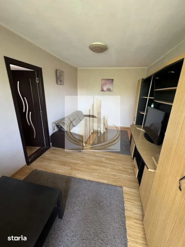 Apartament 2 Camere | Zona Dacia – Iulius Town | Ideal Investitie - Grand Mobilis Imobiliare vă propune spre vânzare un apartament cu 2 camere, cu o suprafață utilă de 42 mp, situat în zona Dacia, una dintre cele mai apreciate și bine conectate zone din Timișoara, la doar câteva minute de Iulius Town.

Poziționarea reprezintă unul dintre cele mai importante avantaje ale acestei proprietăți. Apartamentul este amplasat într-o zonă liniștită, cu acces rapid către principalele artere ale orașului și către numeroase puncte de interes. În imediata apropiere regăsim supermarketuri precum Kaufland, Penny și Profi, farmacii, cofetării, restaurante și cafenele, școli, grădinițe, licee, biserică, parcuri și spații verzi, bazin de înot și mijloace de transport în comun, toate contribuind la un stil de viață confortabil și practic.

Apartamentul este situat la etajul 4 al unui imobil prevăzut cu acoperiș, un avantaj important față de blocurile cu terasă, oferind o protecție suplimentară împotriva infiltrațiilor și un plus de confort pe termen lung.

Deși este încadrat ca apartament cu 2 camere, proprietatea a fost recompartimentată inteligent, rezultând un spațiu mult mai funcțional. Astfel, bucătăria a fost reorganizată pentru a crea și o zonă de dining separată, transformând practic apartamentul într-o locuință cu funcționalitatea unui apartament cu 3 încăperi, fără a compromite confortul sau luminozitatea.

Compartimentarea este alcătuită din:

living;
dormitor;
bucătărie;
zonă de dining;
baie;
hol;
balcon închis cu tâmplărie PVC și geam termopan.

Un alt avantaj important este faptul că apartamentul a fost renovat relativ recent, fiind foarte bine întreținut și păstrat într-o stare excelentă. Se vinde complet mobilat și utilat, exact ca în fotografii, fiind pregătit pentru mutare imediată. Noul proprietar nu va fi nevoit să investească în renovări, mobilier sau electrocasnice, locuința putând fi ocupată sau închiriată din prima zi.

Încălzirea este realizată prin sistemul de termoficare al orașului, iar pentru un confort sporit în sezonul cald apartamentul este dotat cu aparat de aer condiționat.

Datorită poziției excelente, compartimentării inteligente, stării foarte bune și faptului că se vinde complet mobilat și utilat, proprietatea reprezintă o alegere ideală atât pentru o familie sau un cuplu care își dorește o locuință gata de mutare, cât și pentru investiție. Zona Dacia se numără printre cele mai căutate pentru închiriere, iar un avantaj suplimentar este faptul că apartamentul poate fi preluat împreună cu chiriașii actuali, oferind investitorilor posibilitatea obținerii unui randament imediat, fără perioade de neocupare.

O proprietate cu un raport excelent între preț, locație și starea de întreținere, într-una dintre cele mai apreciate zone ale Timișoarei.

Pentru mai multe informații și programarea unei vizionări, vă invităm să contactați echipa Grand Mobilis Imobiliare.
ID Intern: CP3189899