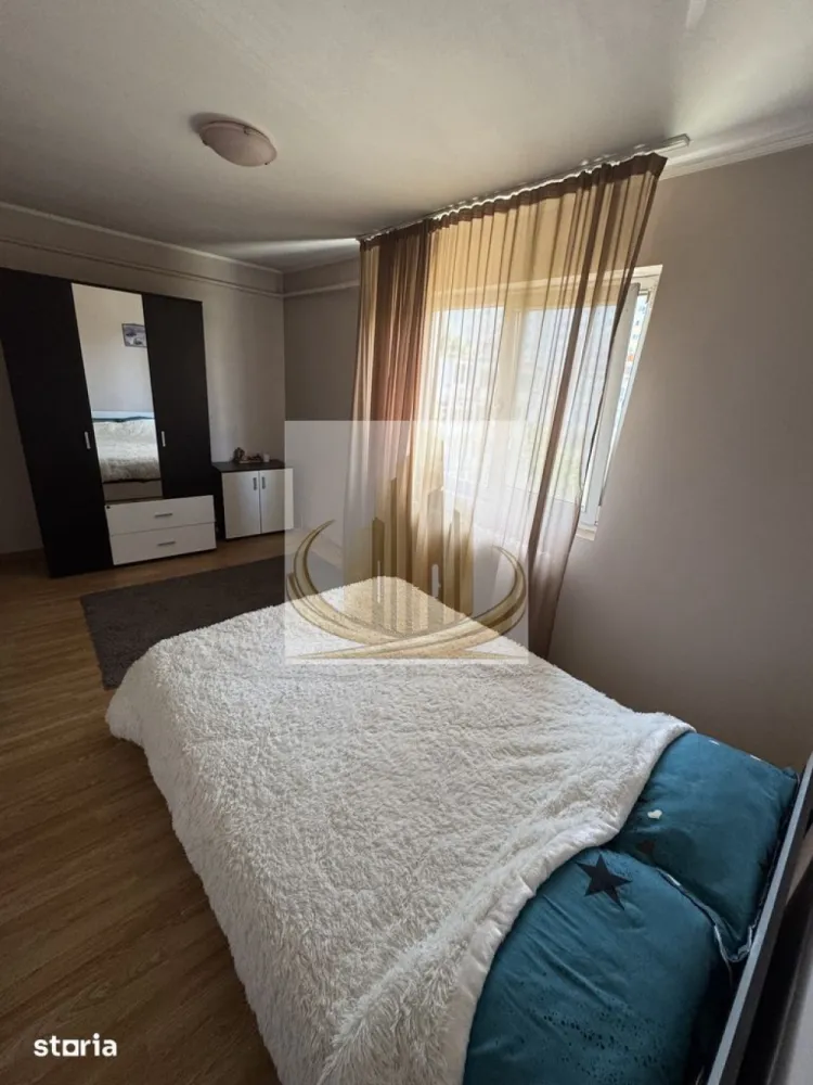 Apartament 2 Camere | Zona Dacia – Iulius Town | Ideal Investitie - Grand Mobilis Imobiliare vă propune spre vânzare un apartament cu 2 camere, cu o suprafață utilă de 42 mp, situat în zona Dacia, una dintre cele mai apreciate și bine conectate zone din Timișoara, la doar câteva minute de Iulius Town.

Poziționarea reprezintă unul dintre cele mai importante avantaje ale acestei proprietăți. Apartamentul este amplasat într-o zonă liniștită, cu acces rapid către principalele artere ale orașului și către numeroase puncte de interes. În imediata apropiere regăsim supermarketuri precum Kaufland, Penny și Profi, farmacii, cofetării, restaurante și cafenele, școli, grădinițe, licee, biserică, parcuri și spații verzi, bazin de înot și mijloace de transport în comun, toate contribuind la un stil de viață confortabil și practic.

Apartamentul este situat la etajul 4 al unui imobil prevăzut cu acoperiș, un avantaj important față de blocurile cu terasă, oferind o protecție suplimentară împotriva infiltrațiilor și un plus de confort pe termen lung.

Deși este încadrat ca apartament cu 2 camere, proprietatea a fost recompartimentată inteligent, rezultând un spațiu mult mai funcțional. Astfel, bucătăria a fost reorganizată pentru a crea și o zonă de dining separată, transformând practic apartamentul într-o locuință cu funcționalitatea unui apartament cu 3 încăperi, fără a compromite confortul sau luminozitatea.

Compartimentarea este alcătuită din:

living;
dormitor;
bucătărie;
zonă de dining;
baie;
hol;
balcon închis cu tâmplărie PVC și geam termopan.

Un alt avantaj important este faptul că apartamentul a fost renovat relativ recent, fiind foarte bine întreținut și păstrat într-o stare excelentă. Se vinde complet mobilat și utilat, exact ca în fotografii, fiind pregătit pentru mutare imediată. Noul proprietar nu va fi nevoit să investească în renovări, mobilier sau electrocasnice, locuința putând fi ocupată sau închiriată din prima zi.

Încălzirea este realizată prin sistemul de termoficare al orașului, iar pentru un confort sporit în sezonul cald apartamentul este dotat cu aparat de aer condiționat.

Datorită poziției excelente, compartimentării inteligente, stării foarte bune și faptului că se vinde complet mobilat și utilat, proprietatea reprezintă o alegere ideală atât pentru o familie sau un cuplu care își dorește o locuință gata de mutare, cât și pentru investiție. Zona Dacia se numără printre cele mai căutate pentru închiriere, iar un avantaj suplimentar este faptul că apartamentul poate fi preluat împreună cu chiriașii actuali, oferind investitorilor posibilitatea obținerii unui randament imediat, fără perioade de neocupare.

O proprietate cu un raport excelent între preț, locație și starea de întreținere, într-una dintre cele mai apreciate zone ale Timișoarei.

Pentru mai multe informații și programarea unei vizionări, vă invităm să contactați echipa Grand Mobilis Imobiliare.
ID Intern: CP3189899