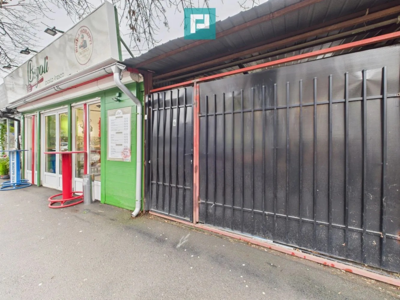 Proprietate cu potențial excepțional de investiție - Proprietate cu potențial excepțional de investiție Situată într-una dintre cele mai dinamice și apreciate zone din nordul Bucureștiului, această proprietate reprezintă o oportunitate rară pentru investiție sau reconversie. Imobilul are o suprafață utilă de 116 mp, dispusă pe două niveluri, și beneficiază de un mic spațiu comercial amplasat la stradă, în prezent închiriat, generând astfel venit lunar constant. Deși construcția nu impresionează prin design, valoarea reală a proprietății este dată de: amplasarea excelentă, pe Șoseaua Pipera, la câteva minute de Barbu Văcărescu, Floreasca, Herăstrău și Aviatorilor; vizibilitatea ridicată și accesul direct din stradă, ideale pentru un viitor sediu de firmă, birou sau locuință urbană; potențialul de dezvoltare, într-o zonă în continuă creștere imobiliară. Suprafețe: Suprafață utilă casă: 116 mp Suprafață spațiu comercial: 23.19 mp Suprafață teren: 184 mp Încălzirea se realizează prin sobe, oferind flexibilitate pentru modernizare în funcție de preferințele viitorului proprietar. Curtea, deși compactă, completează spațiul printr-o zonă exterioară funcțională și ușor de întreținut. Această proprietate se adresează investitorilor care caută un amplasament strategic, cu vizibilitate excelentă și potențial de dezvoltare într-una dintre cele mai reprezentative artere ale Bucureștiului. Pentru mai multe detalii sau pentru programarea unei vizionări: Emanuel Ghereben - Consultant imobiliar PropertyLab 0755814751 emanuel.ghereben@propertylab.ro CP2879481 }}