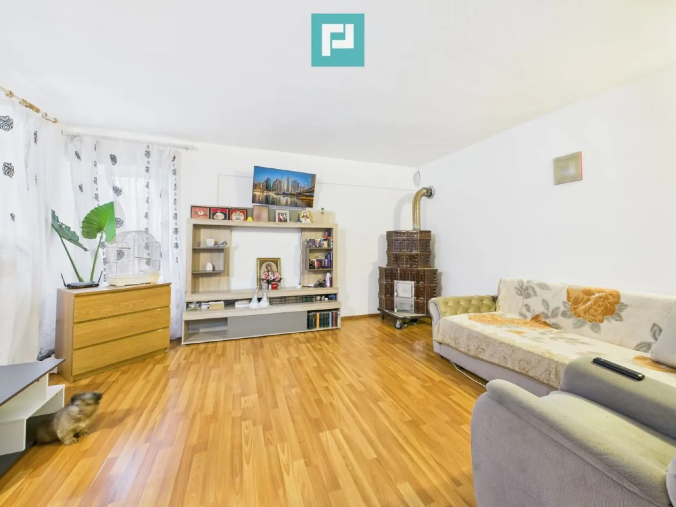 Proprietate cu potențial excepțional de investiție - Proprietate cu potențial excepțional de investiție Situată într-una dintre cele mai dinamice și apreciate zone din nordul Bucureștiului, această proprietate reprezintă o oportunitate rară pentru investiție sau reconversie. Imobilul are o suprafață utilă de 116 mp, dispusă pe două niveluri, și beneficiază de un mic spațiu comercial amplasat la stradă, în prezent închiriat, generând astfel venit lunar constant. Deși construcția nu impresionează prin design, valoarea reală a proprietății este dată de: amplasarea excelentă, pe Șoseaua Pipera, la câteva minute de Barbu Văcărescu, Floreasca, Herăstrău și Aviatorilor; vizibilitatea ridicată și accesul direct din stradă, ideale pentru un viitor sediu de firmă, birou sau locuință urbană; potențialul de dezvoltare, într-o zonă în continuă creștere imobiliară. Suprafețe: Suprafață utilă casă: 116 mp Suprafață spațiu comercial: 23.19 mp Suprafață teren: 184 mp Încălzirea se realizează prin sobe, oferind flexibilitate pentru modernizare în funcție de preferințele viitorului proprietar. Curtea, deși compactă, completează spațiul printr-o zonă exterioară funcțională și ușor de întreținut. Această proprietate se adresează investitorilor care caută un amplasament strategic, cu vizibilitate excelentă și potențial de dezvoltare într-una dintre cele mai reprezentative artere ale Bucureștiului. Pentru mai multe detalii sau pentru programarea unei vizionări: Emanuel Ghereben - Consultant imobiliar PropertyLab 0755814751 emanuel.ghereben@propertylab.ro CP2879481 }}