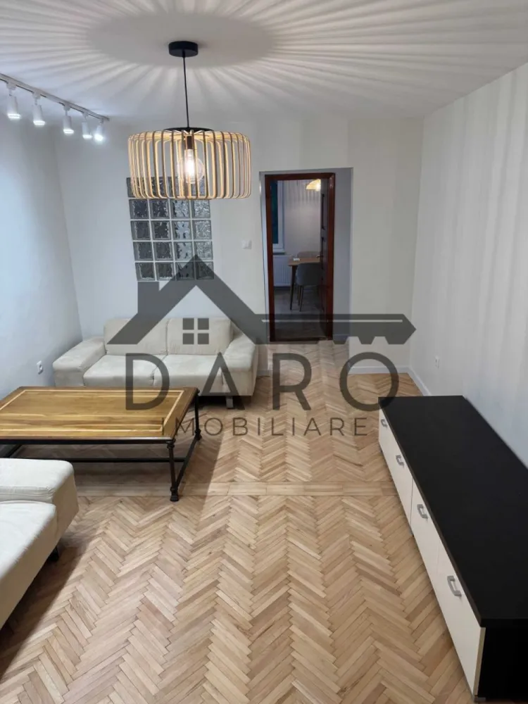 Apartament cu 3 camere, de inchiriat, direct de la proprietar. Strada Transilvania - Apartament 3 camere de închiriat – Târgu Mureș, str. Transilvania

Apartament spațios, cu o suprafață utilă de 77 mp, situat pe strada Transilvania, într-o zonă excelentă, aproape de toate punctele de interes: școli, grădinițe, parc, supermarketuri și cafenele – totul la câteva minute de mers pe jos.

Caracteristici:

3 camere bine compartimentate: living generos, 2 dormitoare confortabile
Bucătărie separată, mobilată și utilată
Baie recent renovata
Balcon
Etaj convenabil (parter inalt) într-un imobil îngrijit

Stare și dotări:

Renovare recentă: finisaje moderne, instalații verificate
Ferestre termopan, ușă metalică
Încălzire eficientă (centrală termică, calorifere noi)
Mobilat total și electrocasnice esențiale (plită, cuptor, frigider, mașină de spălat, mașină de spălat vase, cuptor cu microunde, aparat de cafea)
Pereti proaspat vopsiti
Pardoseala reconditionata
Sistem de ventilatie pentru un aer curat in permanenta

Localizare:

Str. Transilvania – zona linistita
La câțiva pași de școli și grădinițe
În apropiere de parc, supermarket și cafenea
Stații de transport public în imediata vecinătate

Condiții:

Disponibil imediat (25.06.2026)
Chirie: 550 €/lună + utilități
Garanție:(1–2 luni)
Ideal pentru familie, cuplu sau profesioniști care caută confort, spațiu și o localizare excelentă în Târgu Mureș.