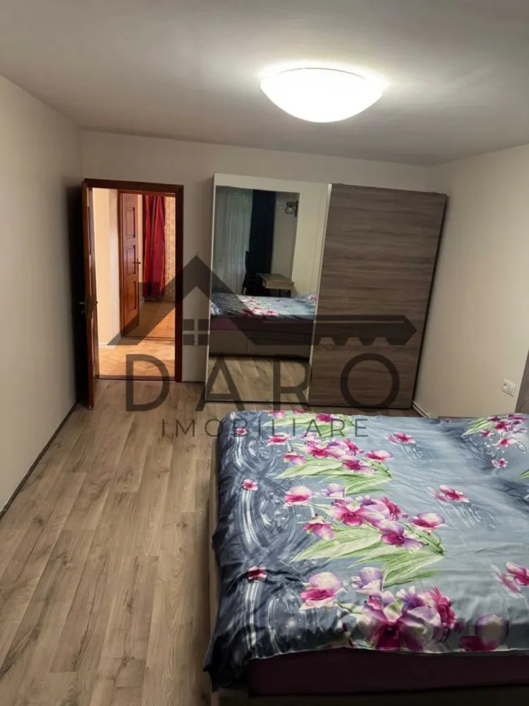 Apartament cu 3 camere, de inchiriat, direct de la proprietar. Strada Transilvania - Apartament 3 camere de închiriat – Târgu Mureș, str. Transilvania

Apartament spațios, cu o suprafață utilă de 77 mp, situat pe strada Transilvania, într-o zonă excelentă, aproape de toate punctele de interes: școli, grădinițe, parc, supermarketuri și cafenele – totul la câteva minute de mers pe jos.

Caracteristici:

3 camere bine compartimentate: living generos, 2 dormitoare confortabile
Bucătărie separată, mobilată și utilată
Baie recent renovata
Balcon
Etaj convenabil (parter inalt) într-un imobil îngrijit

Stare și dotări:

Renovare recentă: finisaje moderne, instalații verificate
Ferestre termopan, ușă metalică
Încălzire eficientă (centrală termică, calorifere noi)
Mobilat total și electrocasnice esențiale (plită, cuptor, frigider, mașină de spălat, mașină de spălat vase, cuptor cu microunde, aparat de cafea)
Pereti proaspat vopsiti
Pardoseala reconditionata
Sistem de ventilatie pentru un aer curat in permanenta

Localizare:

Str. Transilvania – zona linistita
La câțiva pași de școli și grădinițe
În apropiere de parc, supermarket și cafenea
Stații de transport public în imediata vecinătate

Condiții:

Disponibil imediat (25.06.2026)
Chirie: 550 €/lună + utilități
Garanție:(1–2 luni)
Ideal pentru familie, cuplu sau profesioniști care caută confort, spațiu și o localizare excelentă în Târgu Mureș.