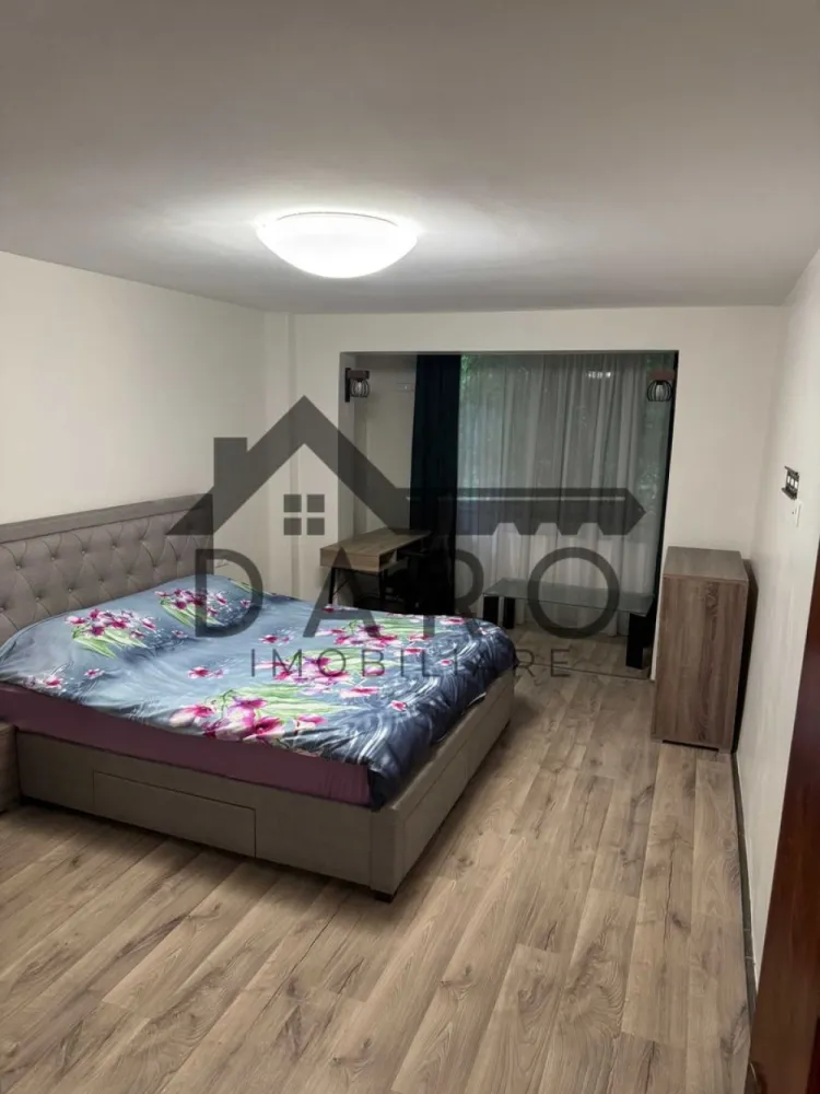 Apartament cu 3 camere, de inchiriat, direct de la proprietar. Strada Transilvania - Apartament 3 camere de închiriat – Târgu Mureș, str. Transilvania

Apartament spațios, cu o suprafață utilă de 77 mp, situat pe strada Transilvania, într-o zonă excelentă, aproape de toate punctele de interes: școli, grădinițe, parc, supermarketuri și cafenele – totul la câteva minute de mers pe jos.

Caracteristici:

3 camere bine compartimentate: living generos, 2 dormitoare confortabile
Bucătărie separată, mobilată și utilată
Baie recent renovata
Balcon
Etaj convenabil (parter inalt) într-un imobil îngrijit

Stare și dotări:

Renovare recentă: finisaje moderne, instalații verificate
Ferestre termopan, ușă metalică
Încălzire eficientă (centrală termică, calorifere noi)
Mobilat total și electrocasnice esențiale (plită, cuptor, frigider, mașină de spălat, mașină de spălat vase, cuptor cu microunde, aparat de cafea)
Pereti proaspat vopsiti
Pardoseala reconditionata
Sistem de ventilatie pentru un aer curat in permanenta

Localizare:

Str. Transilvania – zona linistita
La câțiva pași de școli și grădinițe
În apropiere de parc, supermarket și cafenea
Stații de transport public în imediata vecinătate

Condiții:

Disponibil imediat (25.06.2026)
Chirie: 550 €/lună + utilități
Garanție:(1–2 luni)
Ideal pentru familie, cuplu sau profesioniști care caută confort, spațiu și o localizare excelentă în Târgu Mureș.