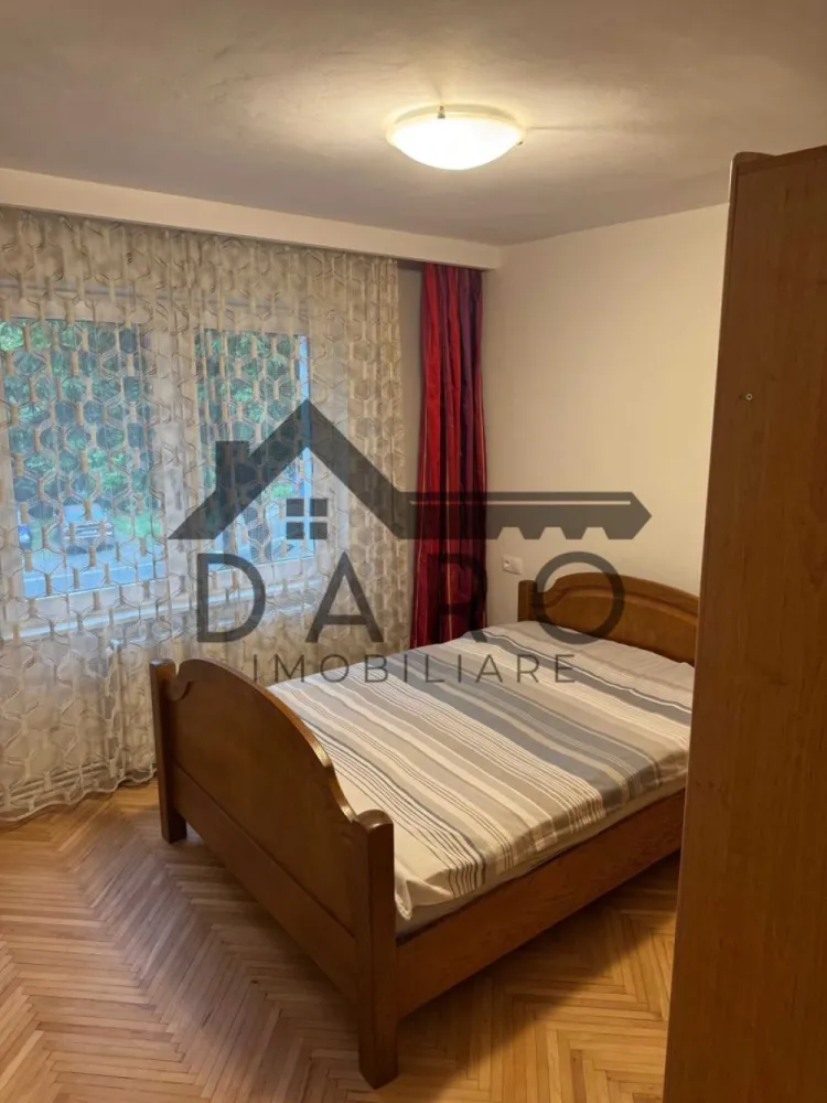 Apartament cu 3 camere, de inchiriat, direct de la proprietar. Strada Transilvania - Apartament 3 camere de închiriat – Târgu Mureș, str. Transilvania

Apartament spațios, cu o suprafață utilă de 77 mp, situat pe strada Transilvania, într-o zonă excelentă, aproape de toate punctele de interes: școli, grădinițe, parc, supermarketuri și cafenele – totul la câteva minute de mers pe jos.

Caracteristici:

3 camere bine compartimentate: living generos, 2 dormitoare confortabile
Bucătărie separată, mobilată și utilată
Baie recent renovata
Balcon
Etaj convenabil (parter inalt) într-un imobil îngrijit

Stare și dotări:

Renovare recentă: finisaje moderne, instalații verificate
Ferestre termopan, ușă metalică
Încălzire eficientă (centrală termică, calorifere noi)
Mobilat total și electrocasnice esențiale (plită, cuptor, frigider, mașină de spălat, mașină de spălat vase, cuptor cu microunde, aparat de cafea)
Pereti proaspat vopsiti
Pardoseala reconditionata
Sistem de ventilatie pentru un aer curat in permanenta

Localizare:

Str. Transilvania – zona linistita
La câțiva pași de școli și grădinițe
În apropiere de parc, supermarket și cafenea
Stații de transport public în imediata vecinătate

Condiții:

Disponibil imediat (25.06.2026)
Chirie: 550 €/lună + utilități
Garanție:(1–2 luni)
Ideal pentru familie, cuplu sau profesioniști care caută confort, spațiu și o localizare excelentă în Târgu Mureș.