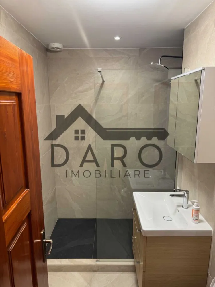 Apartament cu 3 camere, de inchiriat, direct de la proprietar. Strada Transilvania - Apartament 3 camere de închiriat – Târgu Mureș, str. Transilvania

Apartament spațios, cu o suprafață utilă de 77 mp, situat pe strada Transilvania, într-o zonă excelentă, aproape de toate punctele de interes: școli, grădinițe, parc, supermarketuri și cafenele – totul la câteva minute de mers pe jos.

Caracteristici:

3 camere bine compartimentate: living generos, 2 dormitoare confortabile
Bucătărie separată, mobilată și utilată
Baie recent renovata
Balcon
Etaj convenabil (parter inalt) într-un imobil îngrijit

Stare și dotări:

Renovare recentă: finisaje moderne, instalații verificate
Ferestre termopan, ușă metalică
Încălzire eficientă (centrală termică, calorifere noi)
Mobilat total și electrocasnice esențiale (plită, cuptor, frigider, mașină de spălat, mașină de spălat vase, cuptor cu microunde, aparat de cafea)
Pereti proaspat vopsiti
Pardoseala reconditionata
Sistem de ventilatie pentru un aer curat in permanenta

Localizare:

Str. Transilvania – zona linistita
La câțiva pași de școli și grădinițe
În apropiere de parc, supermarket și cafenea
Stații de transport public în imediata vecinătate

Condiții:

Disponibil imediat (25.06.2026)
Chirie: 550 €/lună + utilități
Garanție:(1–2 luni)
Ideal pentru familie, cuplu sau profesioniști care caută confort, spațiu și o localizare excelentă în Târgu Mureș.