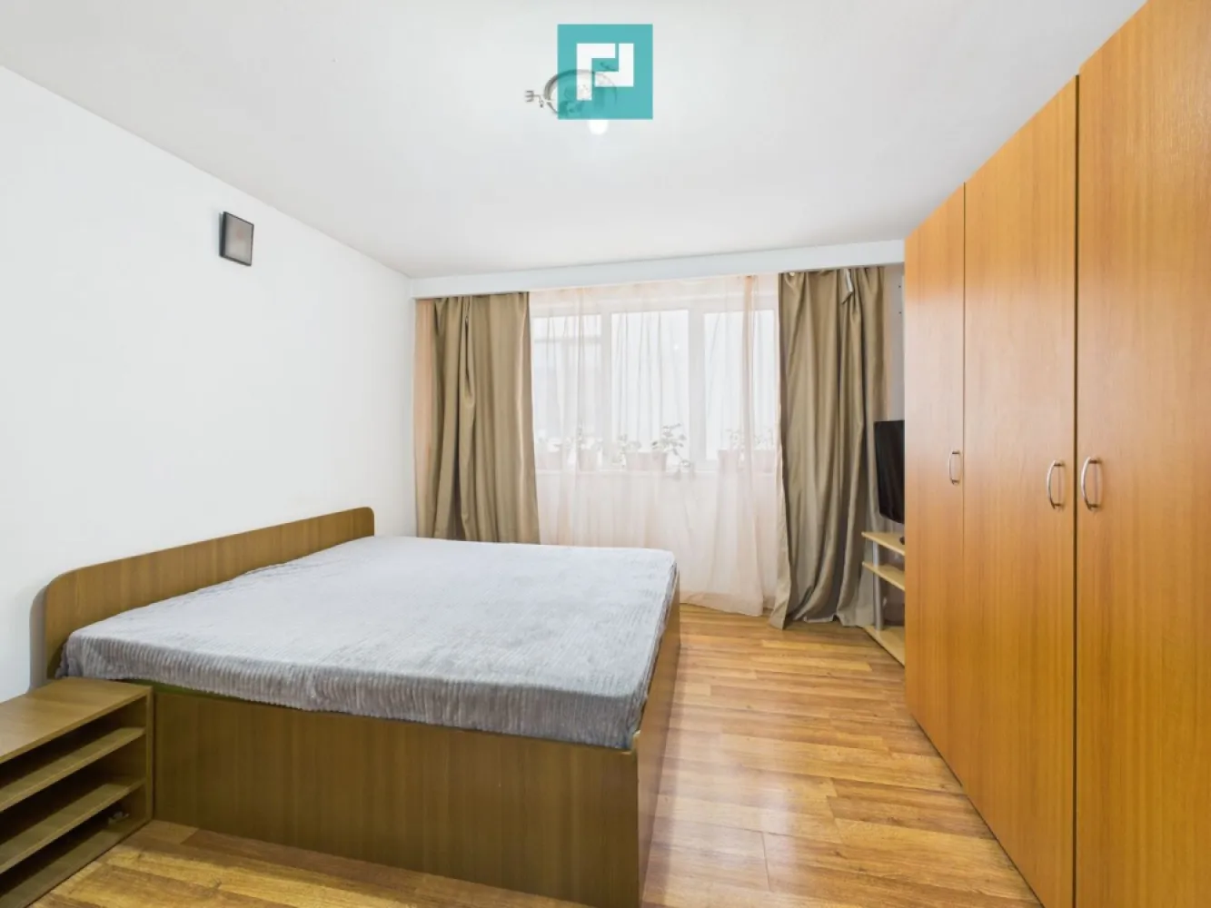 Proprietate cu potențial excepțional de investiție - Proprietate cu potențial excepțional de investiție Situată într-una dintre cele mai dinamice și apreciate zone din nordul Bucureștiului, această proprietate reprezintă o oportunitate rară pentru investiție sau reconversie. Imobilul are o suprafață utilă de 116 mp, dispusă pe două niveluri, și beneficiază de un mic spațiu comercial amplasat la stradă, în prezent închiriat, generând astfel venit lunar constant. Deși construcția nu impresionează prin design, valoarea reală a proprietății este dată de: amplasarea excelentă, pe Șoseaua Pipera, la câteva minute de Barbu Văcărescu, Floreasca, Herăstrău și Aviatorilor; vizibilitatea ridicată și accesul direct din stradă, ideale pentru un viitor sediu de firmă, birou sau locuință urbană; potențialul de dezvoltare, într-o zonă în continuă creștere imobiliară. Suprafețe: Suprafață utilă casă: 116 mp Suprafață spațiu comercial: 23.19 mp Suprafață teren: 184 mp Încălzirea se realizează prin sobe, oferind flexibilitate pentru modernizare în funcție de preferințele viitorului proprietar. Curtea, deși compactă, completează spațiul printr-o zonă exterioară funcțională și ușor de întreținut. Această proprietate se adresează investitorilor care caută un amplasament strategic, cu vizibilitate excelentă și potențial de dezvoltare într-una dintre cele mai reprezentative artere ale Bucureștiului. Pentru mai multe detalii sau pentru programarea unei vizionări: Emanuel Ghereben - Consultant imobiliar PropertyLab 0755814751 emanuel.ghereben@propertylab.ro CP2879481 }}