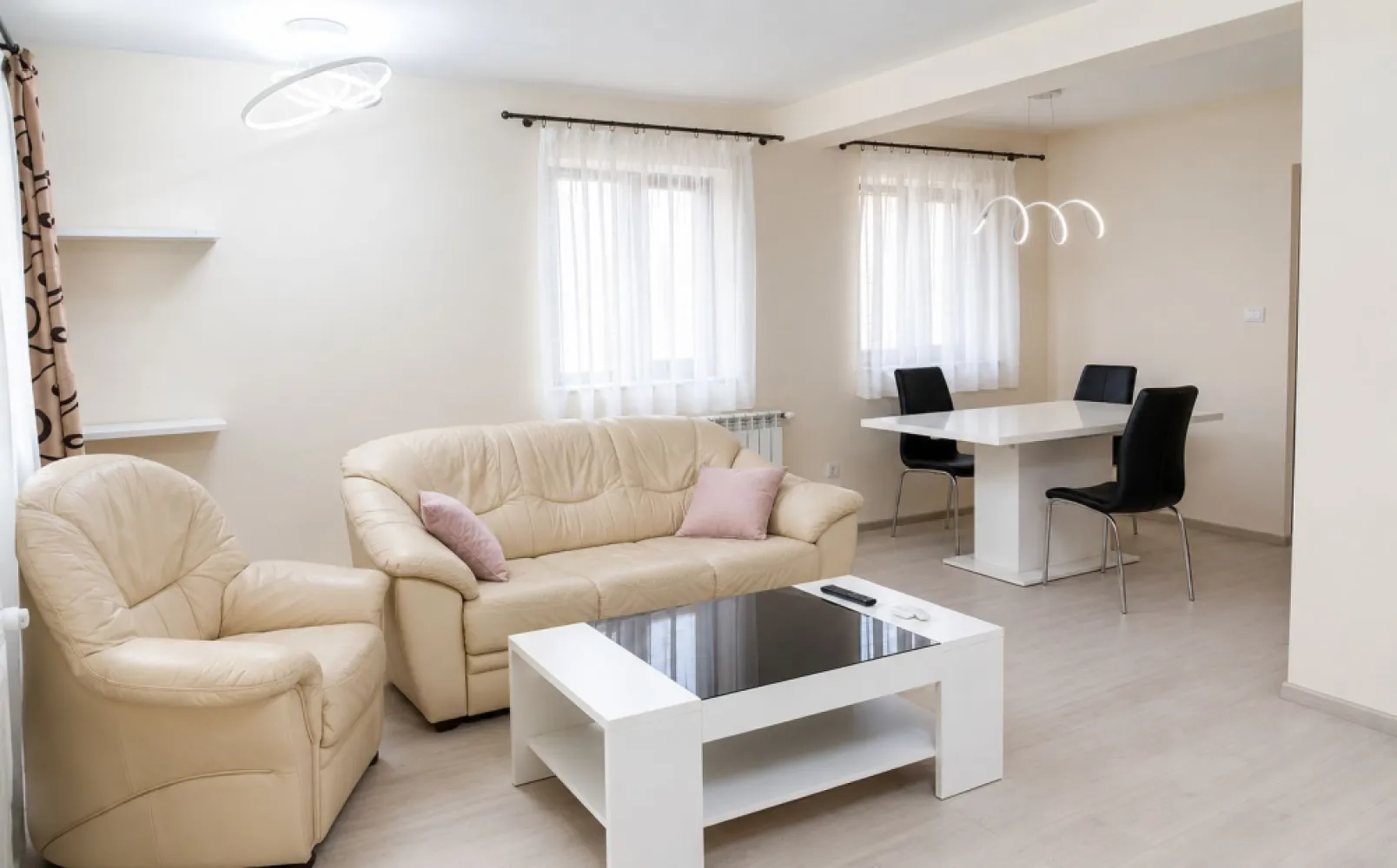 De închiriat | 1/2 Duplex modern în Dumbrăvița | Complet mobilat - De închiriat | 1/2 Duplex modern în Dumbrăvița | Complet mobilat și utilat | Curte proprie

📍 Dumbrăvița, zonă liniștită de case, cu acces rapid către Timișoara

Dacă îți dorești mai mult spațiu, confort și intimitate decât într-un apartament, această jumătate de duplex este alegerea ideală.

Locuința este complet mobilată și utilată, pregătită pentru mutare imediată, fiind potrivită pentru o familie, un cuplu sau persoane care lucrează de acasă și apreciază confortul unei case cu curte proprie.

✅ Living generos și luminos, cu zonă de relaxare și dining
✅ Bucătărie separată, complet mobilată și echipată
✅ 3 dormitoare spațioase
✅ 2 băi complet utilate
✅ Aer condiționat
✅ Centrală termică proprie
✅ Spații generoase de depozitare
✅ Terasă acoperită ideală pentru relaxare sau mese în aer liber
✅ Curte amenajată cu gazon și zonă verde
✅ Locuri de parcare în curte

Unul dintre marile avantaje ale proprietății este terasa acoperită cu acces direct către grădină, locul perfect pentru cafeaua de dimineață, seri petrecute cu familia sau întâlniri cu prietenii.

Casa oferă un echilibru excelent între confortul urban și liniștea unei zone rezidențiale, fiind aproape de magazine, școli, grădinițe și principalele puncte de interes din Dumbrăvița.

📅 Disponibilă imediat

📞 Pentru detalii suplimentare și programarea unei vizionări:
Dănuț Lembac – Consultant Imobiliar
📱 0711.984.043