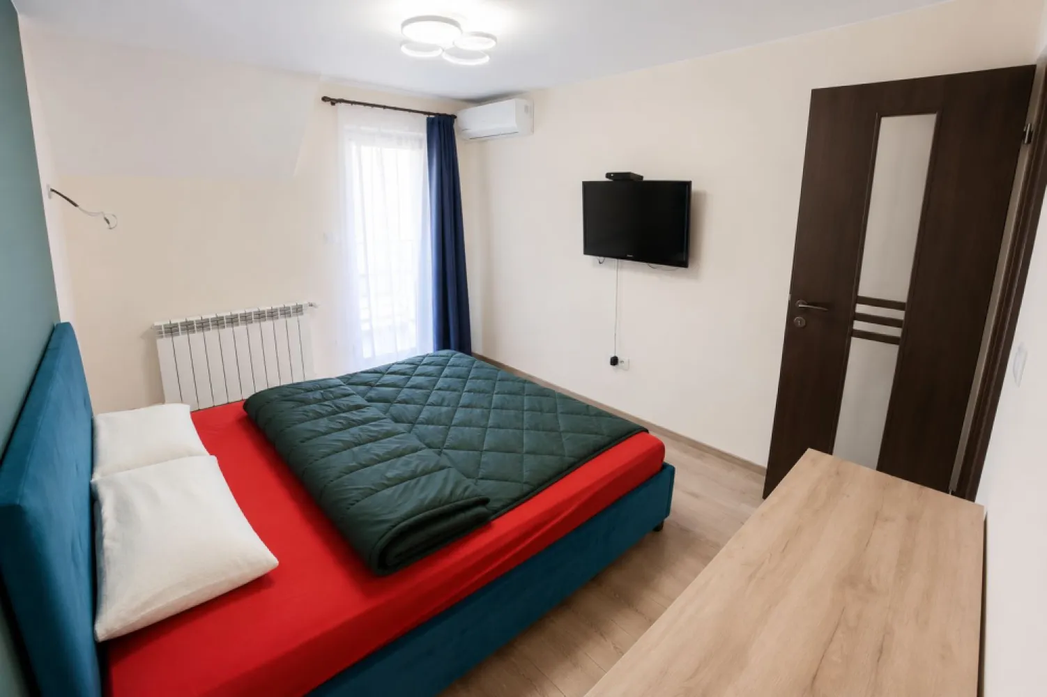 De închiriat | 1/2 Duplex modern în Dumbrăvița | Complet mobilat - De închiriat | 1/2 Duplex modern în Dumbrăvița | Complet mobilat și utilat | Curte proprie

📍 Dumbrăvița, zonă liniștită de case, cu acces rapid către Timișoara

Dacă îți dorești mai mult spațiu, confort și intimitate decât într-un apartament, această jumătate de duplex este alegerea ideală.

Locuința este complet mobilată și utilată, pregătită pentru mutare imediată, fiind potrivită pentru o familie, un cuplu sau persoane care lucrează de acasă și apreciază confortul unei case cu curte proprie.

✅ Living generos și luminos, cu zonă de relaxare și dining
✅ Bucătărie separată, complet mobilată și echipată
✅ 3 dormitoare spațioase
✅ 2 băi complet utilate
✅ Aer condiționat
✅ Centrală termică proprie
✅ Spații generoase de depozitare
✅ Terasă acoperită ideală pentru relaxare sau mese în aer liber
✅ Curte amenajată cu gazon și zonă verde
✅ Locuri de parcare în curte

Unul dintre marile avantaje ale proprietății este terasa acoperită cu acces direct către grădină, locul perfect pentru cafeaua de dimineață, seri petrecute cu familia sau întâlniri cu prietenii.

Casa oferă un echilibru excelent între confortul urban și liniștea unei zone rezidențiale, fiind aproape de magazine, școli, grădinițe și principalele puncte de interes din Dumbrăvița.

📅 Disponibilă imediat

📞 Pentru detalii suplimentare și programarea unei vizionări:
Dănuț Lembac – Consultant Imobiliar
📱 0711.984.043