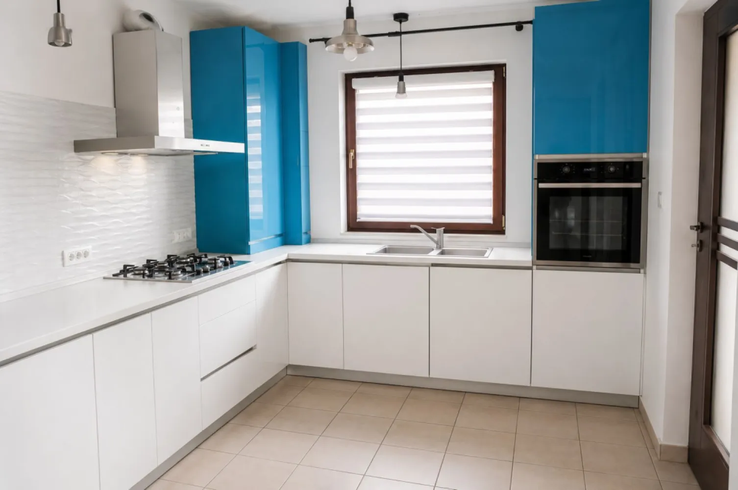 De închiriat | 1/2 Duplex modern în Dumbrăvița | Complet mobilat - De închiriat | 1/2 Duplex modern în Dumbrăvița | Complet mobilat și utilat | Curte proprie

📍 Dumbrăvița, zonă liniștită de case, cu acces rapid către Timișoara

Dacă îți dorești mai mult spațiu, confort și intimitate decât într-un apartament, această jumătate de duplex este alegerea ideală.

Locuința este complet mobilată și utilată, pregătită pentru mutare imediată, fiind potrivită pentru o familie, un cuplu sau persoane care lucrează de acasă și apreciază confortul unei case cu curte proprie.

✅ Living generos și luminos, cu zonă de relaxare și dining
✅ Bucătărie separată, complet mobilată și echipată
✅ 3 dormitoare spațioase
✅ 2 băi complet utilate
✅ Aer condiționat
✅ Centrală termică proprie
✅ Spații generoase de depozitare
✅ Terasă acoperită ideală pentru relaxare sau mese în aer liber
✅ Curte amenajată cu gazon și zonă verde
✅ Locuri de parcare în curte

Unul dintre marile avantaje ale proprietății este terasa acoperită cu acces direct către grădină, locul perfect pentru cafeaua de dimineață, seri petrecute cu familia sau întâlniri cu prietenii.

Casa oferă un echilibru excelent între confortul urban și liniștea unei zone rezidențiale, fiind aproape de magazine, școli, grădinițe și principalele puncte de interes din Dumbrăvița.

📅 Disponibilă imediat

📞 Pentru detalii suplimentare și programarea unei vizionări:
Dănuț Lembac – Consultant Imobiliar
📱 0711.984.043