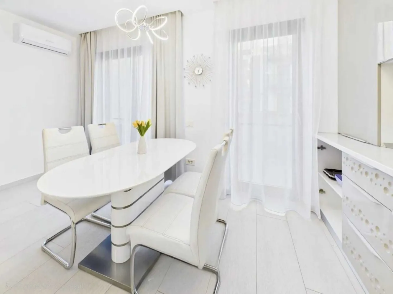 Ofer spre inchiriere ap. 2 cam. in Dumbravita zona Kaufland - Ofer spre inchiriere apartament modern cu 2 camere, situat pe str. Florenta, zona Kaufland la intrare in Dumbravita.
Apartamentul se afla la parter, este complet mobilat si utilat.
Este compus din:
- living open space cu bucatarie;
- un dormitor,
- baie,
- terasa 14mp,
- un loc de parcare.

Pretul este de: 480 euro + garantie + comision
Disponibil imediat.