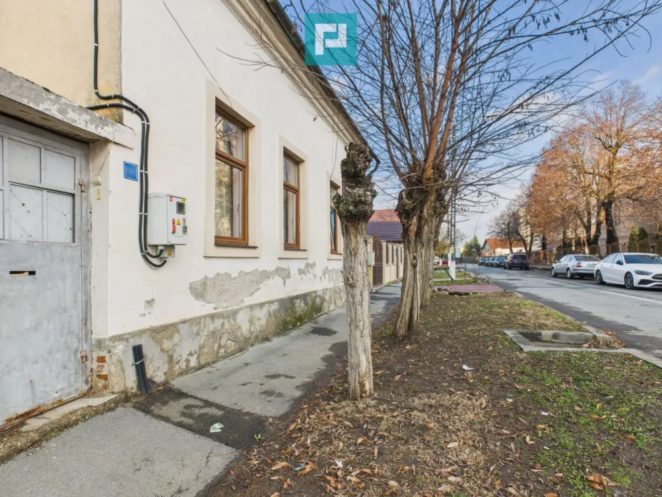 Casă individuală cu anexă în Vaicu - Casă individuală cu anexă în Vlaicu PropertyLab iți propune o casă cu curte individuală în cartierul Aurel Vlaicu din Arad. Proprietatea dispune de un teren cu o suprafață de 430 mp în cartea Funciară, 500 mp măsurați și un front stradal generos. Casă principală în suprafață de 65 mp utili este construită din caramidă și este compusă din: Hol intrare Bucătărie Baie Cameră tehnică Living Dormitor Anexa are aproximativ 50 mp și este compusă din 2 camere și încă o încăpere pentru depozitare. Pentru vizionări și mai multe detalii, nu ezita să mă contactezi! Almira Boboc - Consultant Imobiliar PropertyLab Telefon 074506 93 93 Email almira.boboc@propertylab.ro Cod Proprietate 28778191 }}