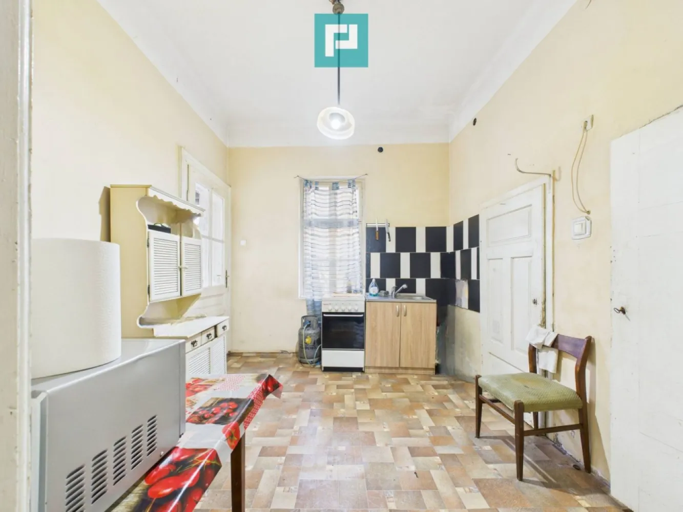 Casă individuală cu anexă în Vaicu - Casă individuală cu anexă în Vlaicu PropertyLab iți propune o casă cu curte individuală în cartierul Aurel Vlaicu din Arad. Proprietatea dispune de un teren cu o suprafață de 430 mp în cartea Funciară, 500 mp măsurați și un front stradal generos. Casă principală în suprafață de 65 mp utili este construită din caramidă și este compusă din: Hol intrare Bucătărie Baie Cameră tehnică Living Dormitor Anexa are aproximativ 50 mp și este compusă din 2 camere și încă o încăpere pentru depozitare. Pentru vizionări și mai multe detalii, nu ezita să mă contactezi! Almira Boboc - Consultant Imobiliar PropertyLab Telefon 074506 93 93 Email almira.boboc@propertylab.ro Cod Proprietate 28778191 }}