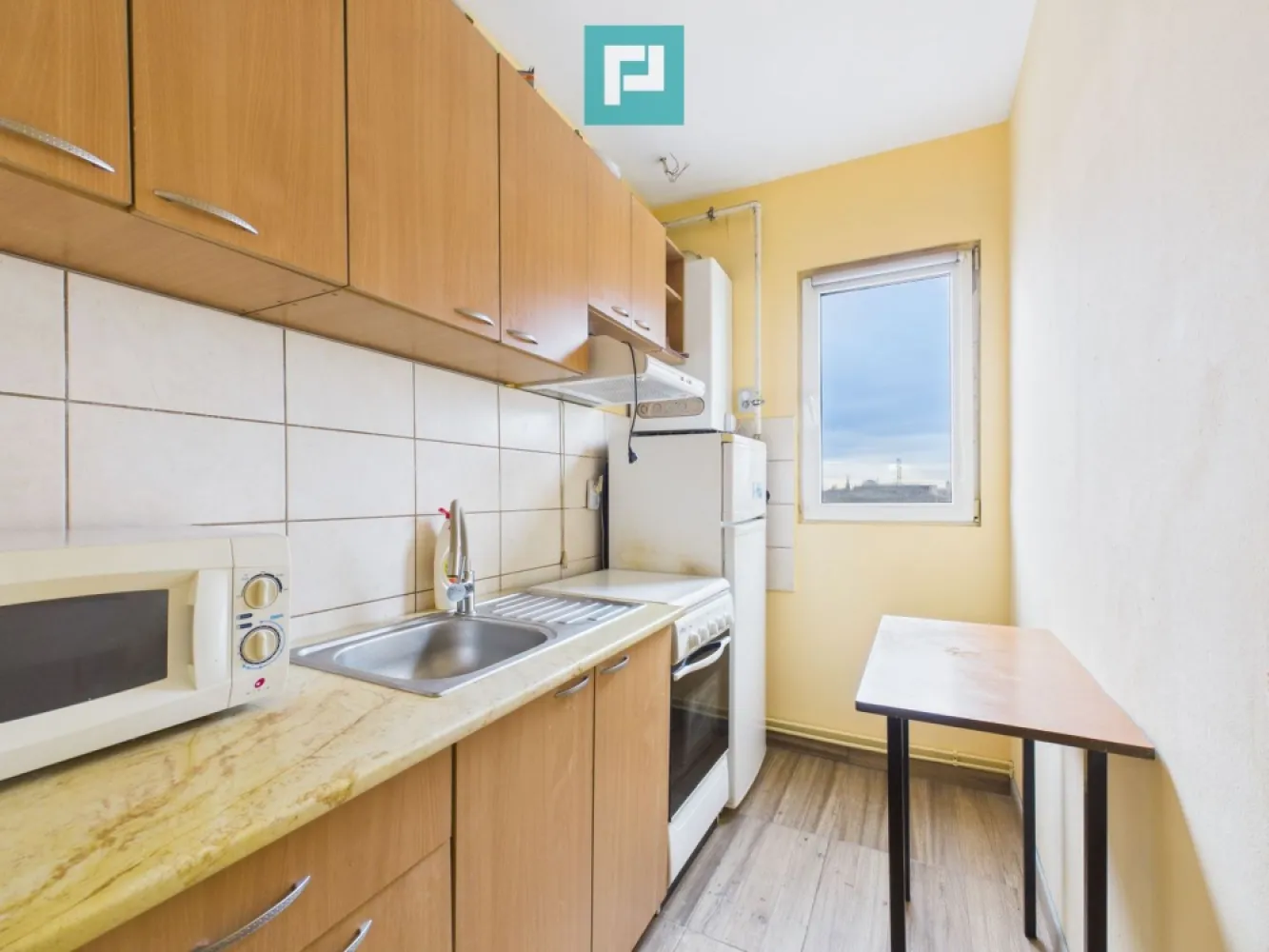 Apartament o cameră zona Podgoria - Vă oferim spre vânzare un apartament decomandat cu o cameră, situat la mansarda unui bloc cu patru etaje, ideal pentru locuit sau investiție. Apartamentul este compus din: - O cameră spațioasă, ideală pentru socializare si relaxare. - Bucătăria, dotată si utilată. - Un hol primitor, si incăpător. - Si o baie suficient de mare. Confort: centrală proprie pe gaz, aer condiționat. Finisaje: geamuri termopan, ușă metalică, gresie, faianță și parchet. Un mare plus îl reprezintă vederea panoramică spre lac si catedrală, care oferă lumină naturală și un ambient plăcut. Nu ratați ocazia de a achiziționa acest apartament ideal pentru o familie activă sau investiție. Pentru mai multe detalii și stabilirea unei vizionari asistate, vă stau la dispoziție la: Telefon: 0746.485.745 Email: alexandru.stefanescu@propertylab.ro Alexandru Stefanescu - Consultant imobiliar PropertyLab Apartament o camera zona Podgoria. CP2877547 }}