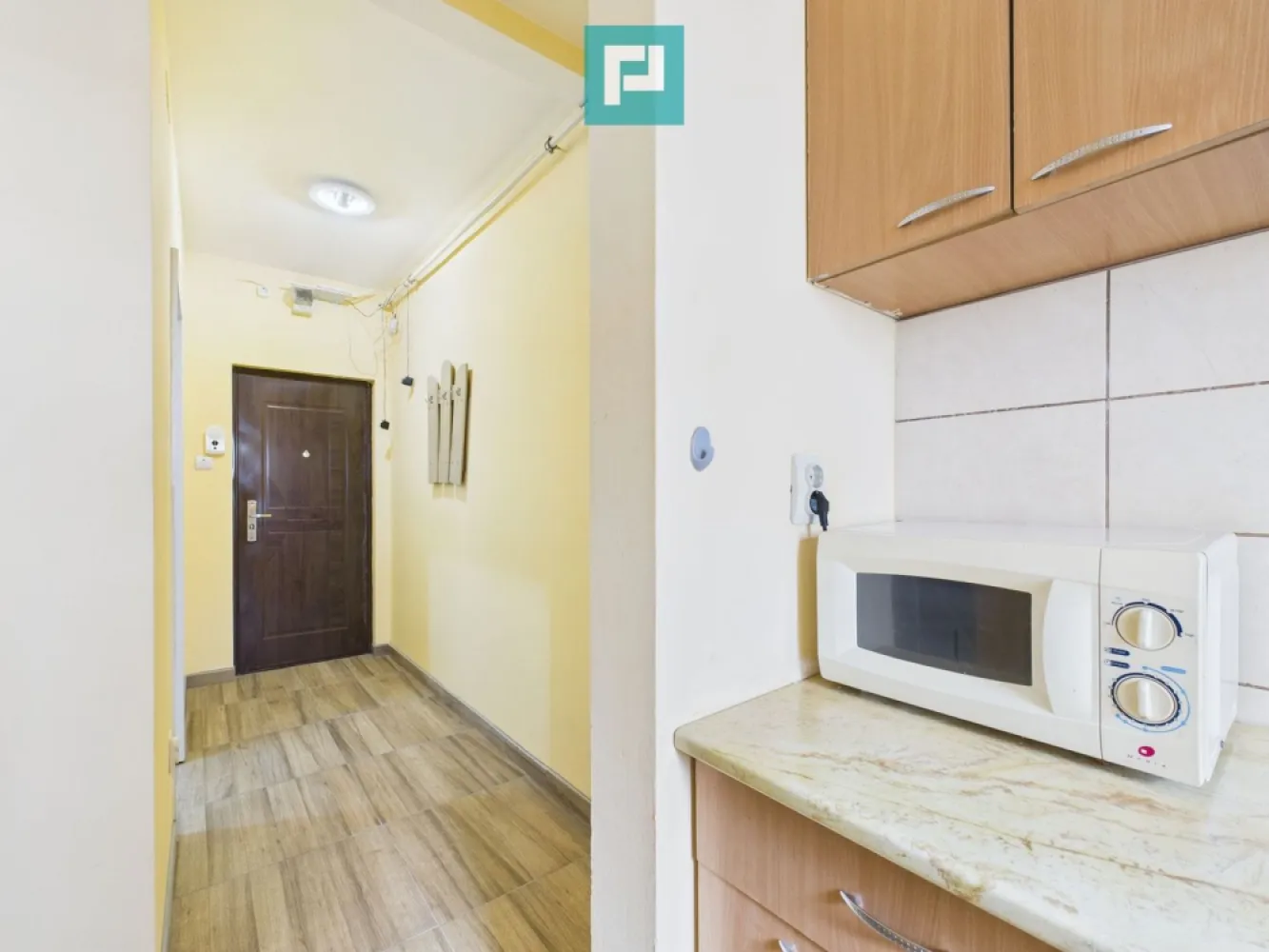 Apartament o cameră zona Podgoria - Vă oferim spre vânzare un apartament decomandat cu o cameră, situat la mansarda unui bloc cu patru etaje, ideal pentru locuit sau investiție. Apartamentul este compus din: - O cameră spațioasă, ideală pentru socializare si relaxare. - Bucătăria, dotată si utilată. - Un hol primitor, si incăpător. - Si o baie suficient de mare. Confort: centrală proprie pe gaz, aer condiționat. Finisaje: geamuri termopan, ușă metalică, gresie, faianță și parchet. Un mare plus îl reprezintă vederea panoramică spre lac si catedrală, care oferă lumină naturală și un ambient plăcut. Nu ratați ocazia de a achiziționa acest apartament ideal pentru o familie activă sau investiție. Pentru mai multe detalii și stabilirea unei vizionari asistate, vă stau la dispoziție la: Telefon: 0746.485.745 Email: alexandru.stefanescu@propertylab.ro Alexandru Stefanescu - Consultant imobiliar PropertyLab Apartament o camera zona Podgoria. CP2877547 }}