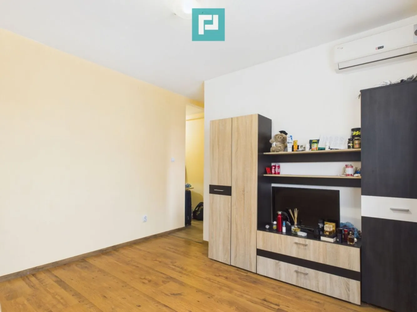 Apartament o cameră zona Podgoria - Vă oferim spre vânzare un apartament decomandat cu o cameră, situat la mansarda unui bloc cu patru etaje, ideal pentru locuit sau investiție. Apartamentul este compus din: - O cameră spațioasă, ideală pentru socializare si relaxare. - Bucătăria, dotată si utilată. - Un hol primitor, si incăpător. - Si o baie suficient de mare. Confort: centrală proprie pe gaz, aer condiționat. Finisaje: geamuri termopan, ușă metalică, gresie, faianță și parchet. Un mare plus îl reprezintă vederea panoramică spre lac si catedrală, care oferă lumină naturală și un ambient plăcut. Nu ratați ocazia de a achiziționa acest apartament ideal pentru o familie activă sau investiție. Pentru mai multe detalii și stabilirea unei vizionari asistate, vă stau la dispoziție la: Telefon: 0746.485.745 Email: alexandru.stefanescu@propertylab.ro Alexandru Stefanescu - Consultant imobiliar PropertyLab Apartament o camera zona Podgoria. CP2877547 }}