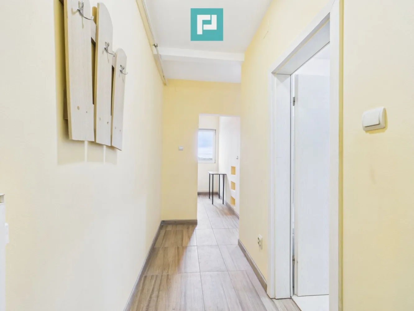 Apartament o cameră zona Podgoria - Vă oferim spre vânzare un apartament decomandat cu o cameră, situat la mansarda unui bloc cu patru etaje, ideal pentru locuit sau investiție. Apartamentul este compus din: - O cameră spațioasă, ideală pentru socializare si relaxare. - Bucătăria, dotată si utilată. - Un hol primitor, si incăpător. - Si o baie suficient de mare. Confort: centrală proprie pe gaz, aer condiționat. Finisaje: geamuri termopan, ușă metalică, gresie, faianță și parchet. Un mare plus îl reprezintă vederea panoramică spre lac si catedrală, care oferă lumină naturală și un ambient plăcut. Nu ratați ocazia de a achiziționa acest apartament ideal pentru o familie activă sau investiție. Pentru mai multe detalii și stabilirea unei vizionari asistate, vă stau la dispoziție la: Telefon: 0746.485.745 Email: alexandru.stefanescu@propertylab.ro Alexandru Stefanescu - Consultant imobiliar PropertyLab Apartament o camera zona Podgoria. CP2877547 }}