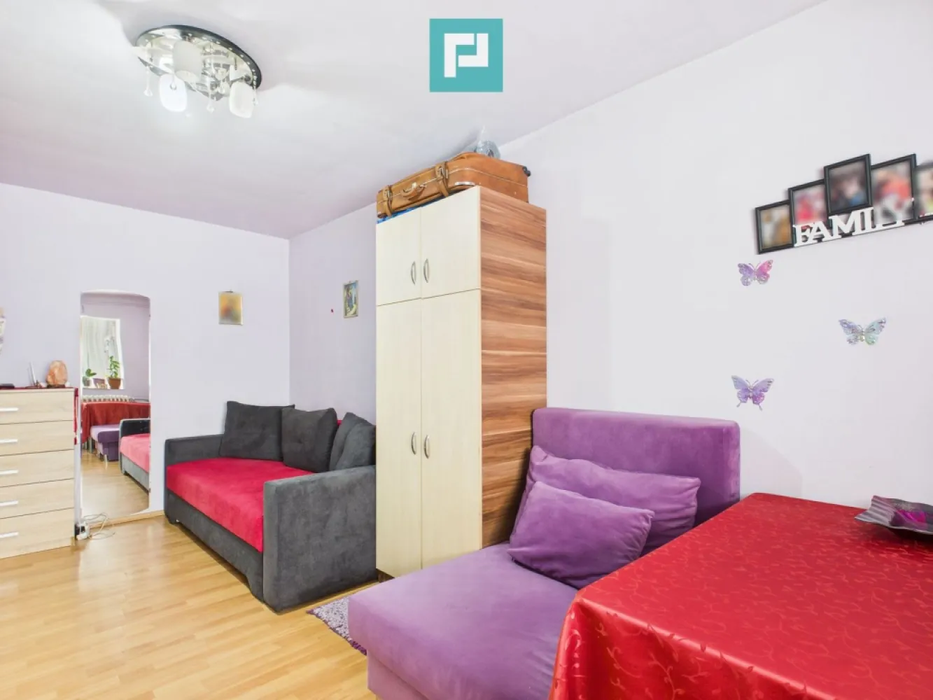 Garsonieră frumoasă în Micalaca - Garsonieră modernă de vânzare – Micalaca Vă propun spre vânzare o garsonieră frumoasă și luminoasă, cu o suprafață de 37 mp, situată într-o zonă foarte căutată din Micalaca. Imobilul este complet renovat, se vinde mobilat și utilat la cheie, fiind ideal atât pentru locuit, cât și pentru investiție. Dispune de loc de parcare și balcon închis cu termopan, cu vedere către strada principală. Avantaje zonă: supermarketuri în imediata apropiere școli și grădinițe acces facil la transportul în comun zonă liniștită, bine conectată parcuri și zone de relaxare malul Mureșului Detalii: suprafață: 37 mp renovare completă mobilată și utilată balcon închis loc de parcare Pentru mai multe detalii sau programarea unei vizionări asistate, nu ezitați să mă contactați!! Jeanina Câmpan - consultant imobiliar Propertylab Telefon: 0760672985 Email: jeanina.campan@propertylab.ro Garsonieră frumoasă în Micalaca CP2876646 }}