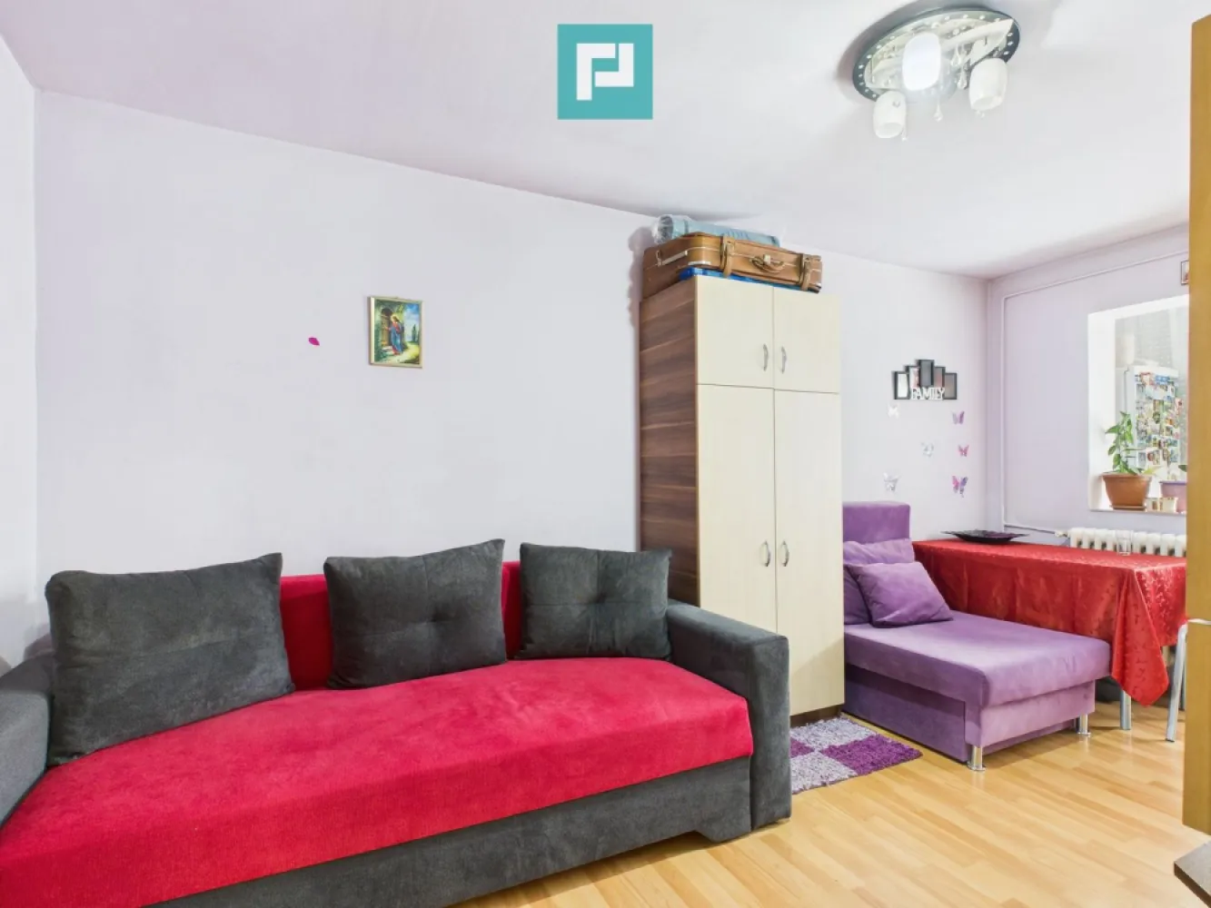 Garsonieră frumoasă în Micalaca - Garsonieră modernă de vânzare – Micalaca Vă propun spre vânzare o garsonieră frumoasă și luminoasă, cu o suprafață de 37 mp, situată într-o zonă foarte căutată din Micalaca. Imobilul este complet renovat, se vinde mobilat și utilat la cheie, fiind ideal atât pentru locuit, cât și pentru investiție. Dispune de loc de parcare și balcon închis cu termopan, cu vedere către strada principală. Avantaje zonă: supermarketuri în imediata apropiere școli și grădinițe acces facil la transportul în comun zonă liniștită, bine conectată parcuri și zone de relaxare malul Mureșului Detalii: suprafață: 37 mp renovare completă mobilată și utilată balcon închis loc de parcare Pentru mai multe detalii sau programarea unei vizionări asistate, nu ezitați să mă contactați!! Jeanina Câmpan - consultant imobiliar Propertylab Telefon: 0760672985 Email: jeanina.campan@propertylab.ro Garsonieră frumoasă în Micalaca CP2876646 }}