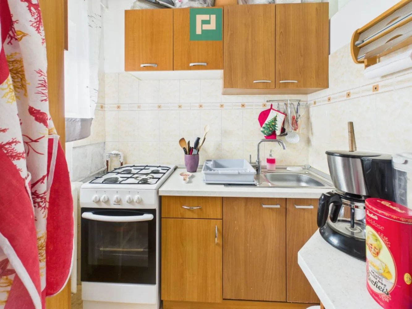 Garsonieră frumoasă în Micalaca - Garsonieră modernă de vânzare – Micalaca Vă propun spre vânzare o garsonieră frumoasă și luminoasă, cu o suprafață de 37 mp, situată într-o zonă foarte căutată din Micalaca. Imobilul este complet renovat, se vinde mobilat și utilat la cheie, fiind ideal atât pentru locuit, cât și pentru investiție. Dispune de loc de parcare și balcon închis cu termopan, cu vedere către strada principală. Avantaje zonă: supermarketuri în imediata apropiere școli și grădinițe acces facil la transportul în comun zonă liniștită, bine conectată parcuri și zone de relaxare malul Mureșului Detalii: suprafață: 37 mp renovare completă mobilată și utilată balcon închis loc de parcare Pentru mai multe detalii sau programarea unei vizionări asistate, nu ezitați să mă contactați!! Jeanina Câmpan - consultant imobiliar Propertylab Telefon: 0760672985 Email: jeanina.campan@propertylab.ro Garsonieră frumoasă în Micalaca CP2876646 }}