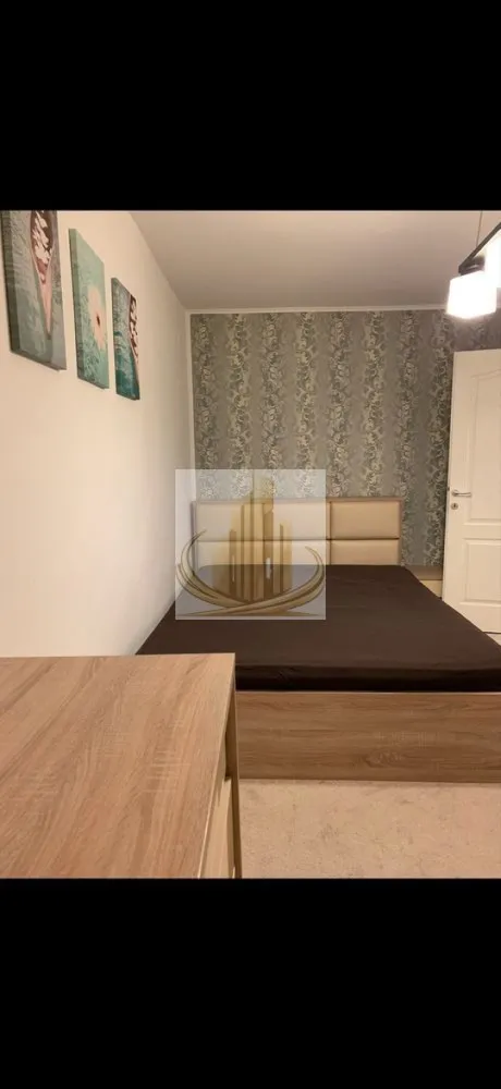 Ap 2 cam, Renovat | Centrală Proprie | Mobilat și Utilat | IULIUS TOWN - Echipa Grand Mobilis Imobiliare vă propune spre vânzare un apartament cochet, amenajat cu bun gust, situat în Calea Aradului, una dintre cele mai apreciate și căutate zone rezidențiale din nordul Timișoarei.

Apartamentul este amplasat la etajul 2 din 5 al imobilului și reprezintă alegerea ideală atât pentru o familie sau un cuplu, cât și pentru investiție, datorită poziției excelente și cererii ridicate pentru închiriere din această zonă.

Proprietatea a fost renovată integral în anul 2015, beneficiind de centrală termică proprie pe gaz, instalație electrică și instalație sanitară schimbate, oferind astfel viitorului proprietar confort, siguranță și costuri reduse de întreținere. Mai mult, în cursul acestui an apartamentul a fost proaspăt igienizat și zugrăvit, fiind pregătit pentru mutare imediată.

Locuința se vinde complet mobilată și utilată, exact cum se prezintă în fotografii. Amenajarea interioară se remarcă printr-un design modern și armonios, realizat cu materiale de calitate, mobilier atent ales și o cromatică elegantă, care creează un ambient primitor și confortabil. Totul este pregătit astfel încât noul proprietar să se poată muta fără a mai fi necesare investiții suplimentare.

Unul dintre cele mai importante avantaje ale proprietății îl reprezintă poziționarea excelentă. Apartamentul este situat într-o zonă liniștită, dar foarte bine conectată cu restul orașului. La doar câteva minute de mers pe jos se află Iulius Town, supermarketuri, restaurante, cafenele, săli de fitness, farmacii, școli, grădinițe, licee, parcuri și zone verzi, bazine de înot, precum și stații ale mijloacelor de transport în comun. Totodată, accesul către principalele artere de circulație ale orașului este rapid și facil, facilitând deplasarea către orice zonă a Timișoarei.

Datorită stării foarte bune, faptului că se vinde complet mobilat și utilat, precum și amplasării într-una dintre cele mai căutate zone ale orașului, această proprietate reprezintă o oportunitate excelentă atât pentru locuire, cât și pentru investiție, oferind un potențial ridicat de închiriere și un raport foarte bun între preț, locație și calitate.

Pentru mai multe informații și programarea unei vizionări, vă invităm să contactați echipa Grand Mobilis Imobiliare!