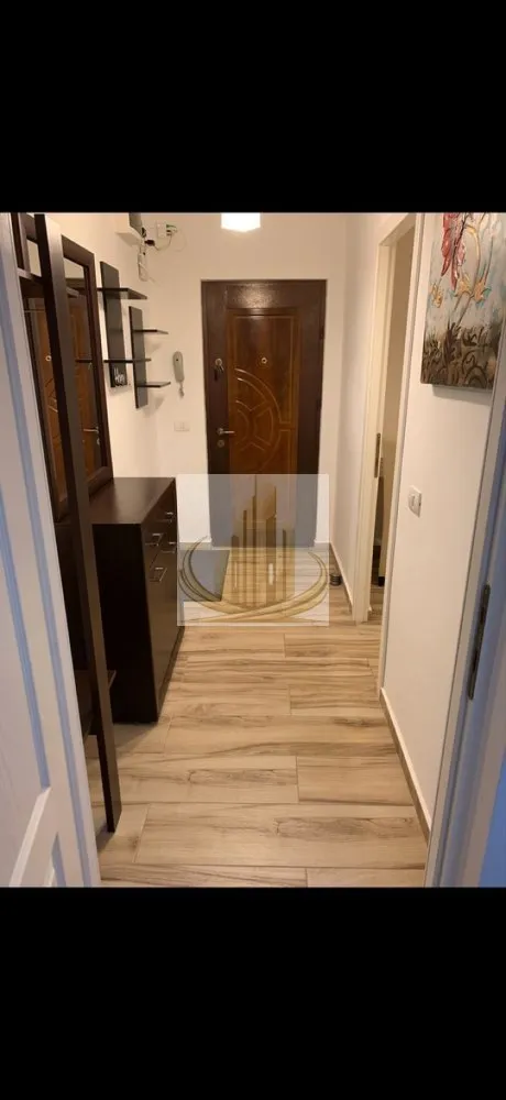 Ap 2 cam, Renovat | Centrală Proprie | Mobilat și Utilat | IULIUS TOWN - Echipa Grand Mobilis Imobiliare vă propune spre vânzare un apartament cochet, amenajat cu bun gust, situat în Calea Aradului, una dintre cele mai apreciate și căutate zone rezidențiale din nordul Timișoarei.

Apartamentul este amplasat la etajul 2 din 5 al imobilului și reprezintă alegerea ideală atât pentru o familie sau un cuplu, cât și pentru investiție, datorită poziției excelente și cererii ridicate pentru închiriere din această zonă.

Proprietatea a fost renovată integral în anul 2015, beneficiind de centrală termică proprie pe gaz, instalație electrică și instalație sanitară schimbate, oferind astfel viitorului proprietar confort, siguranță și costuri reduse de întreținere. Mai mult, în cursul acestui an apartamentul a fost proaspăt igienizat și zugrăvit, fiind pregătit pentru mutare imediată.

Locuința se vinde complet mobilată și utilată, exact cum se prezintă în fotografii. Amenajarea interioară se remarcă printr-un design modern și armonios, realizat cu materiale de calitate, mobilier atent ales și o cromatică elegantă, care creează un ambient primitor și confortabil. Totul este pregătit astfel încât noul proprietar să se poată muta fără a mai fi necesare investiții suplimentare.

Unul dintre cele mai importante avantaje ale proprietății îl reprezintă poziționarea excelentă. Apartamentul este situat într-o zonă liniștită, dar foarte bine conectată cu restul orașului. La doar câteva minute de mers pe jos se află Iulius Town, supermarketuri, restaurante, cafenele, săli de fitness, farmacii, școli, grădinițe, licee, parcuri și zone verzi, bazine de înot, precum și stații ale mijloacelor de transport în comun. Totodată, accesul către principalele artere de circulație ale orașului este rapid și facil, facilitând deplasarea către orice zonă a Timișoarei.

Datorită stării foarte bune, faptului că se vinde complet mobilat și utilat, precum și amplasării într-una dintre cele mai căutate zone ale orașului, această proprietate reprezintă o oportunitate excelentă atât pentru locuire, cât și pentru investiție, oferind un potențial ridicat de închiriere și un raport foarte bun între preț, locație și calitate.

Pentru mai multe informații și programarea unei vizionări, vă invităm să contactați echipa Grand Mobilis Imobiliare!