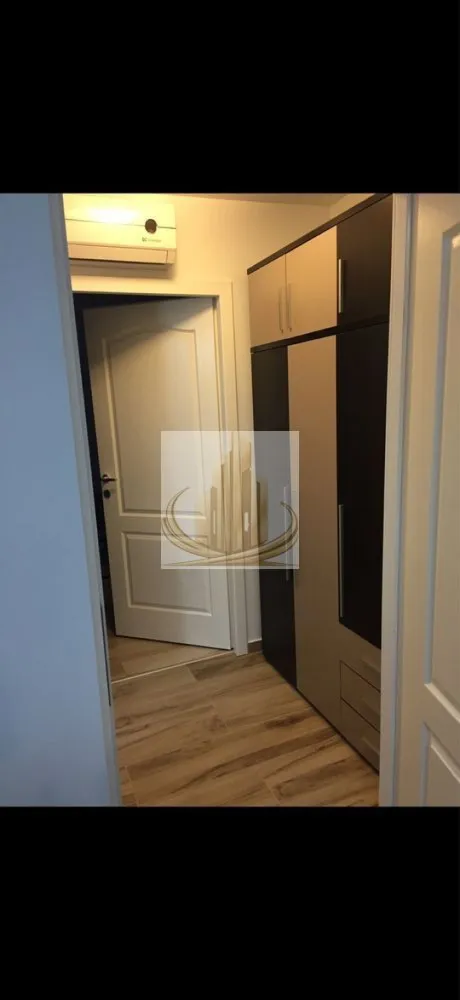 Ap 2 cam, Renovat | Centrală Proprie | Mobilat și Utilat | IULIUS TOWN - Echipa Grand Mobilis Imobiliare vă propune spre vânzare un apartament cochet, amenajat cu bun gust, situat în Calea Aradului, una dintre cele mai apreciate și căutate zone rezidențiale din nordul Timișoarei.

Apartamentul este amplasat la etajul 2 din 5 al imobilului și reprezintă alegerea ideală atât pentru o familie sau un cuplu, cât și pentru investiție, datorită poziției excelente și cererii ridicate pentru închiriere din această zonă.

Proprietatea a fost renovată integral în anul 2015, beneficiind de centrală termică proprie pe gaz, instalație electrică și instalație sanitară schimbate, oferind astfel viitorului proprietar confort, siguranță și costuri reduse de întreținere. Mai mult, în cursul acestui an apartamentul a fost proaspăt igienizat și zugrăvit, fiind pregătit pentru mutare imediată.

Locuința se vinde complet mobilată și utilată, exact cum se prezintă în fotografii. Amenajarea interioară se remarcă printr-un design modern și armonios, realizat cu materiale de calitate, mobilier atent ales și o cromatică elegantă, care creează un ambient primitor și confortabil. Totul este pregătit astfel încât noul proprietar să se poată muta fără a mai fi necesare investiții suplimentare.

Unul dintre cele mai importante avantaje ale proprietății îl reprezintă poziționarea excelentă. Apartamentul este situat într-o zonă liniștită, dar foarte bine conectată cu restul orașului. La doar câteva minute de mers pe jos se află Iulius Town, supermarketuri, restaurante, cafenele, săli de fitness, farmacii, școli, grădinițe, licee, parcuri și zone verzi, bazine de înot, precum și stații ale mijloacelor de transport în comun. Totodată, accesul către principalele artere de circulație ale orașului este rapid și facil, facilitând deplasarea către orice zonă a Timișoarei.

Datorită stării foarte bune, faptului că se vinde complet mobilat și utilat, precum și amplasării într-una dintre cele mai căutate zone ale orașului, această proprietate reprezintă o oportunitate excelentă atât pentru locuire, cât și pentru investiție, oferind un potențial ridicat de închiriere și un raport foarte bun între preț, locație și calitate.

Pentru mai multe informații și programarea unei vizionări, vă invităm să contactați echipa Grand Mobilis Imobiliare!